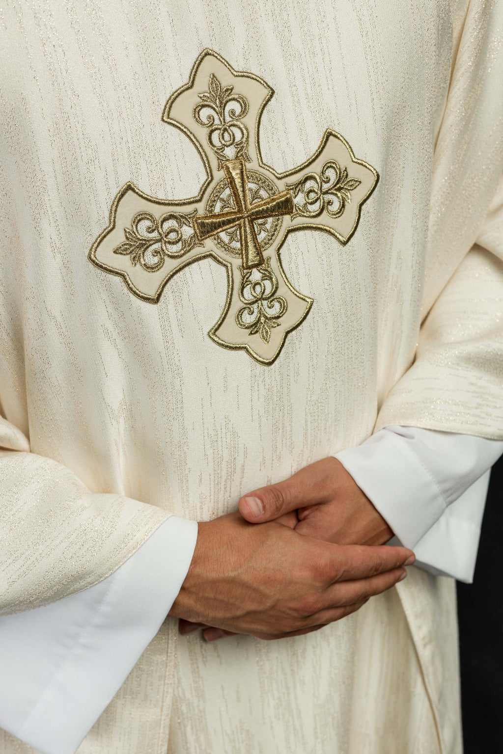 Chasuble écrue avec motif de croix brodé sur tissu décoratif