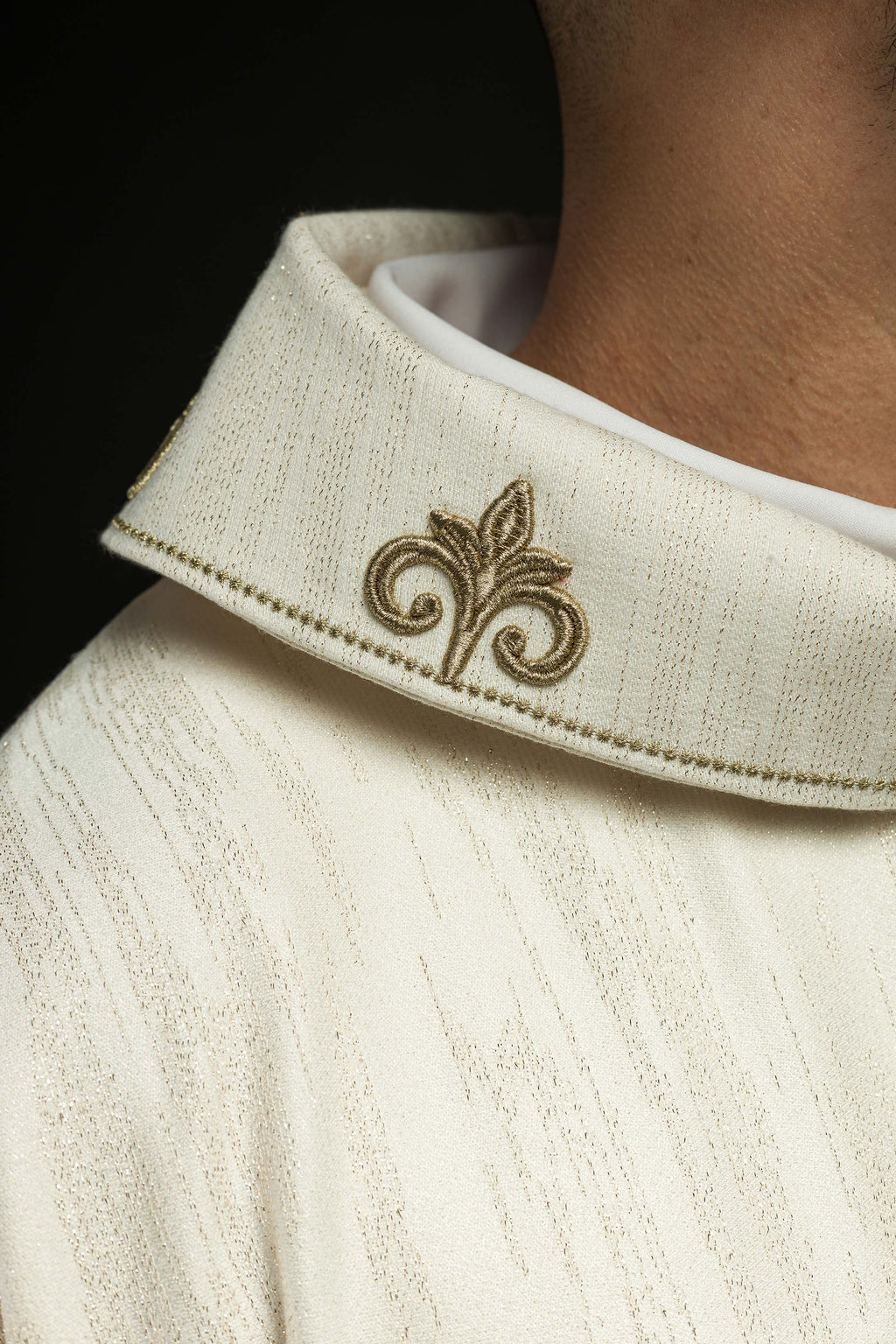 Chasuble écrue avec motif de croix brodé sur tissu décoratif