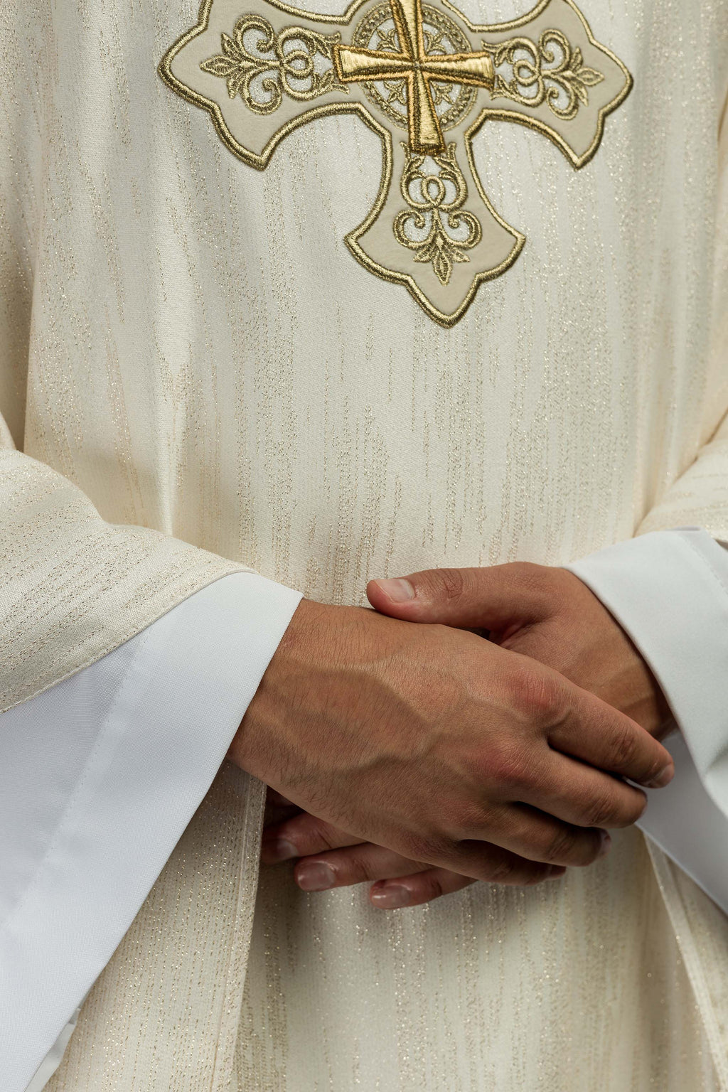Chasuble écrue avec motif de croix brodé sur tissu décoratif