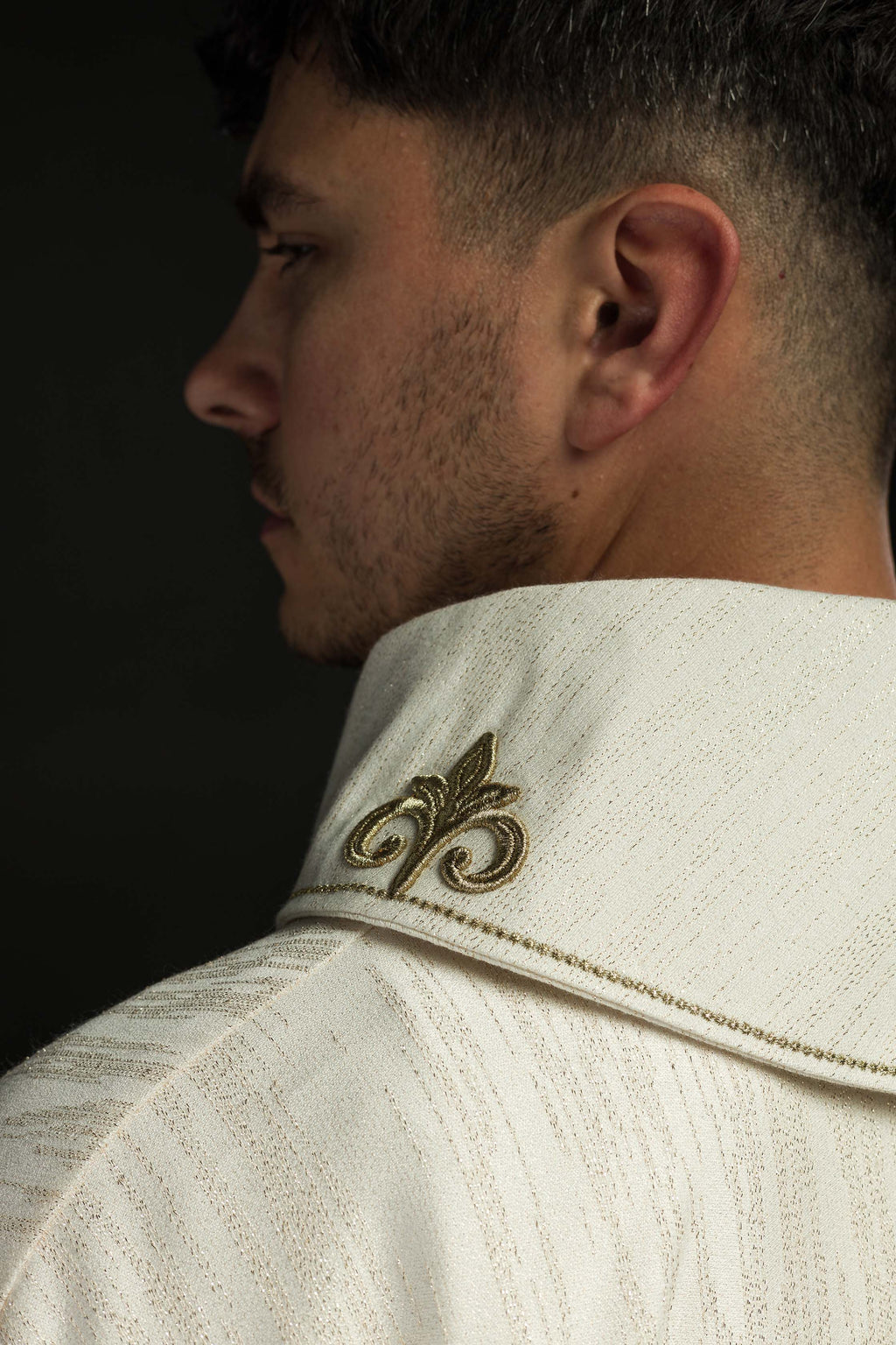 Chasuble écrue avec motif de croix brodé sur tissu décoratif