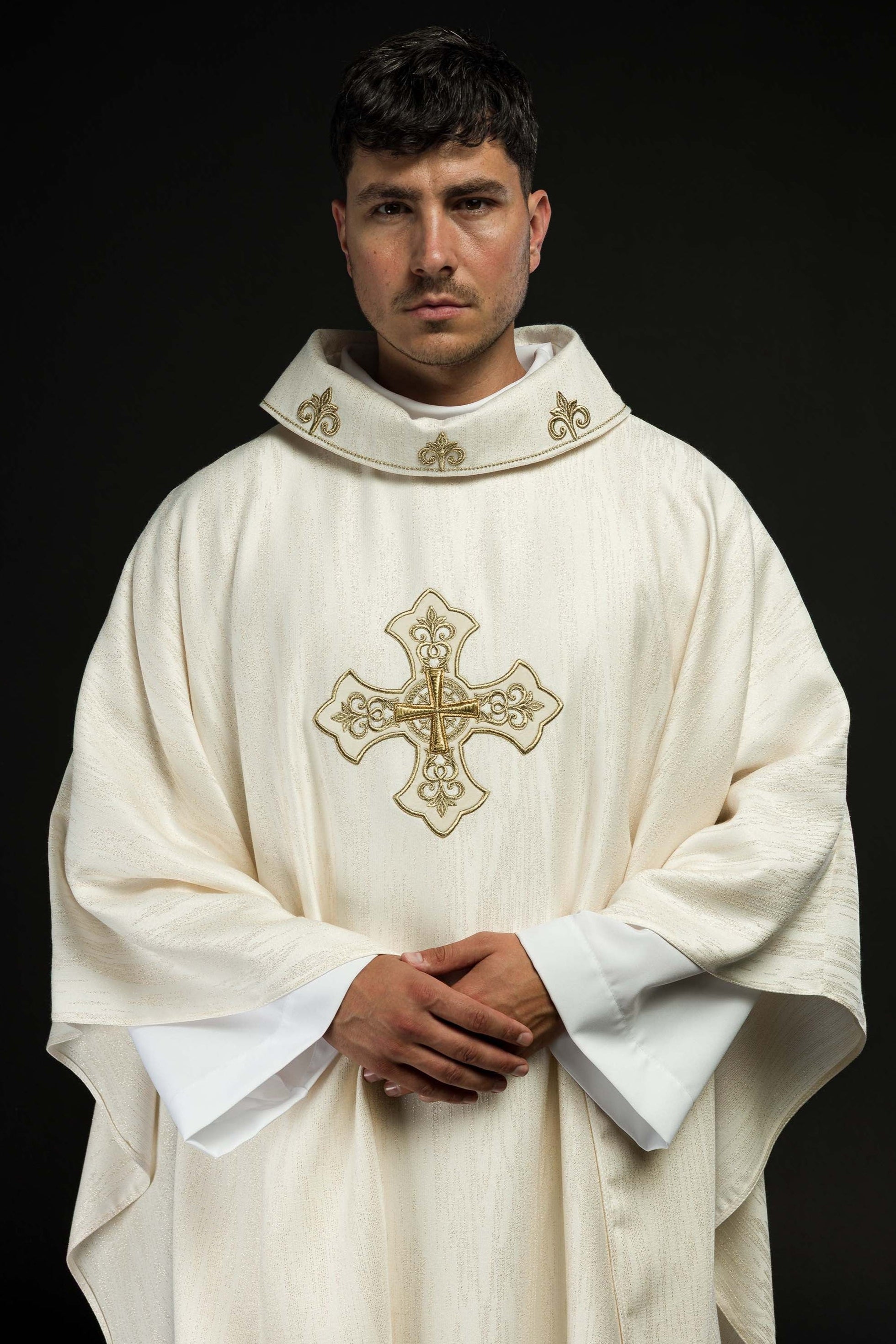 Chasuble écrue avec motif de croix brodé sur tissu décoratif