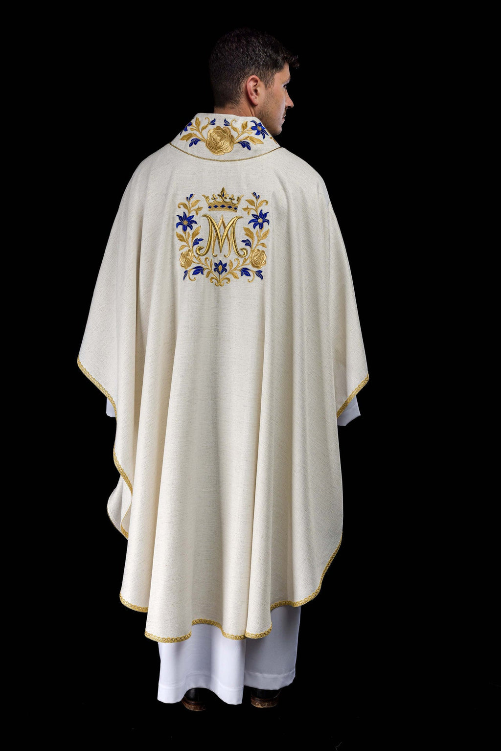 Chasuble brodée avec motif marial en couleur écru