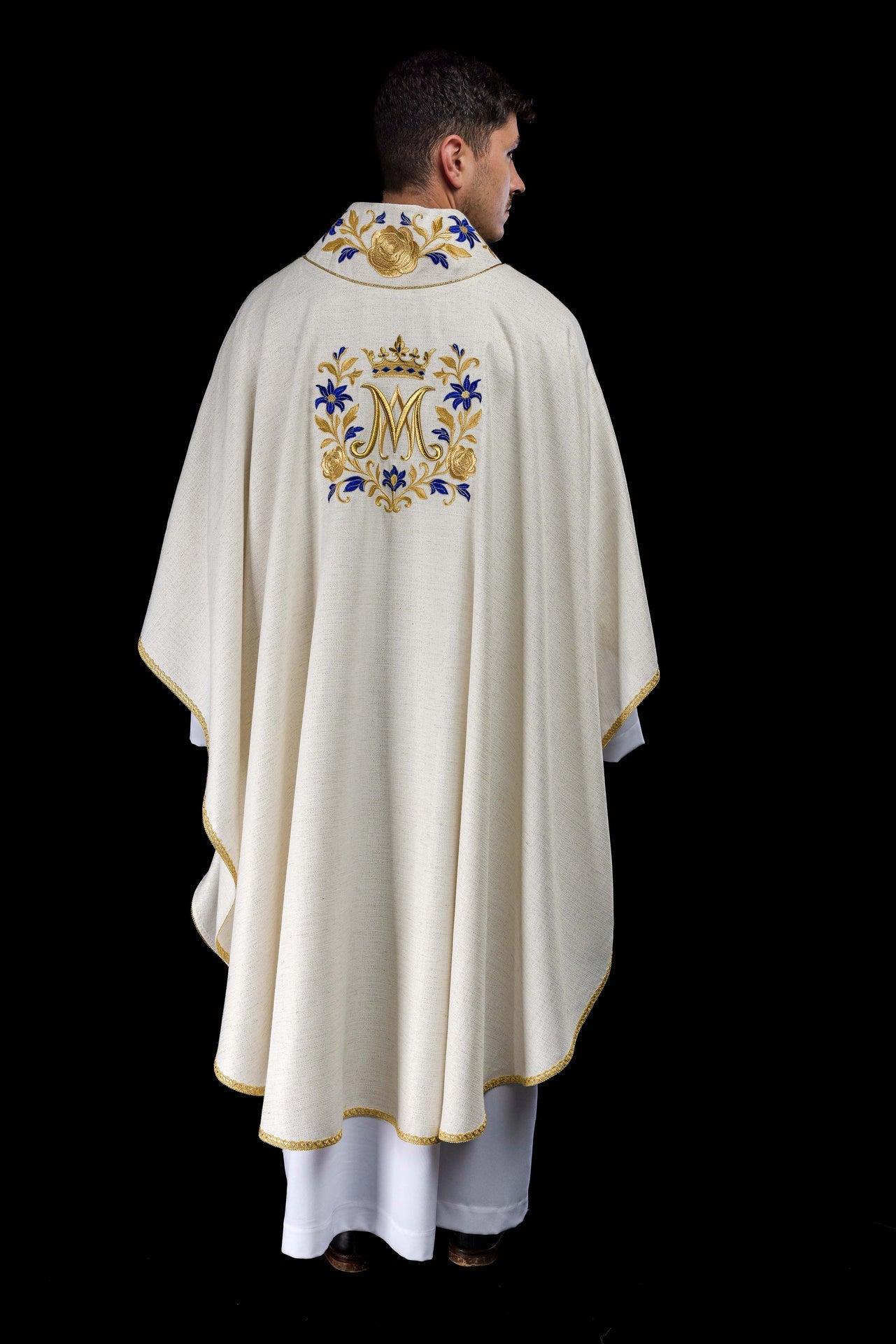 Chasuble brodée avec motif marial en couleur écru
