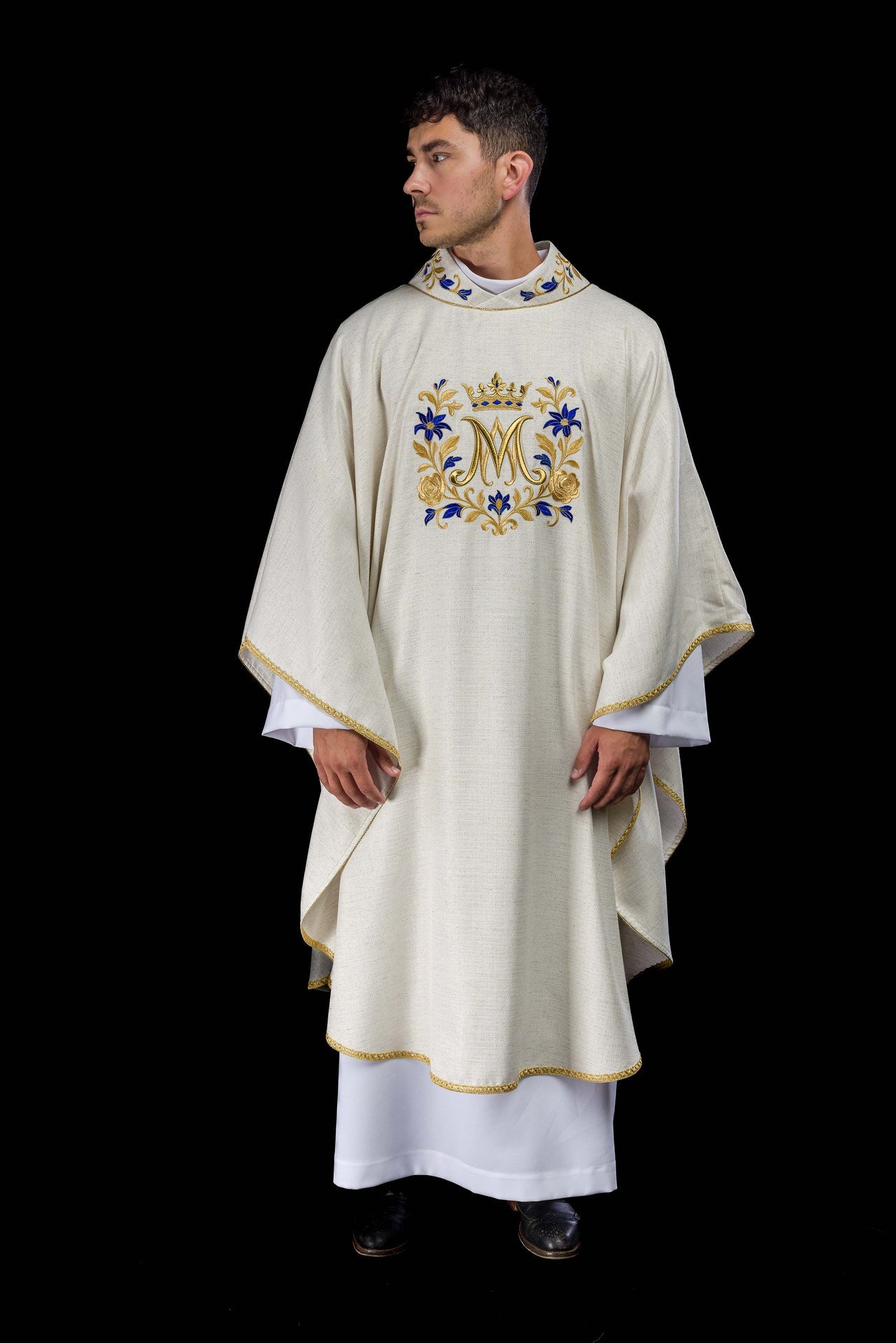 Chasuble brodée avec motif marial en couleur écru