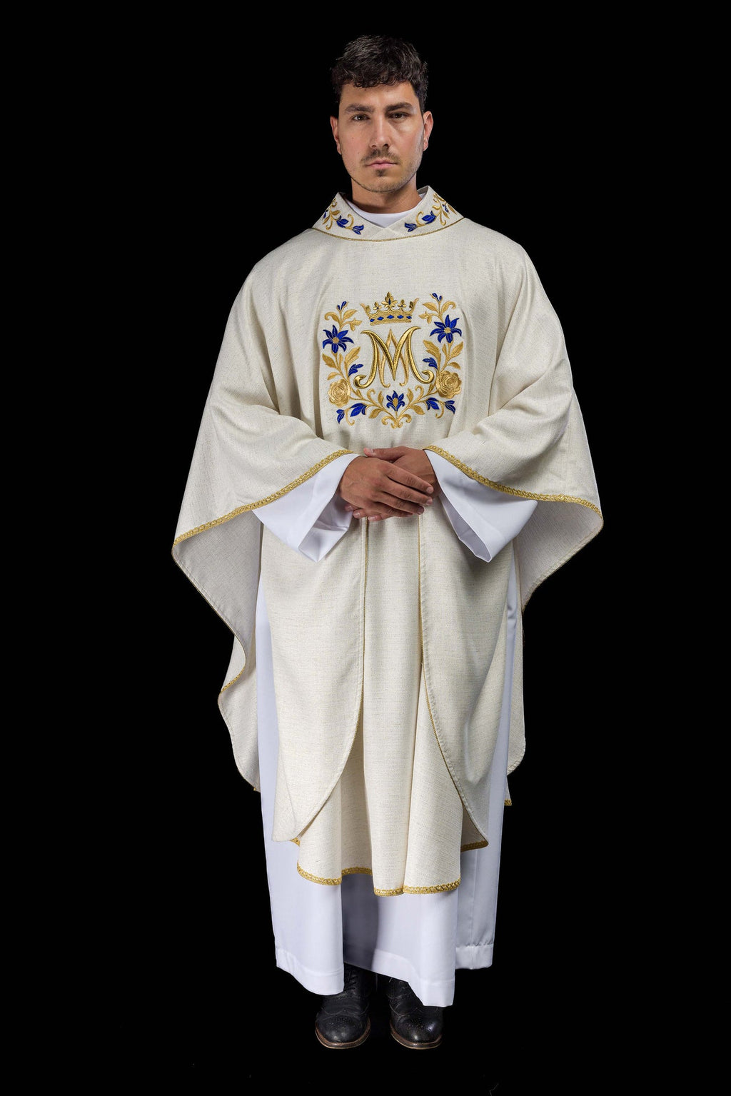 Chasuble brodée avec motif marial en couleur écru