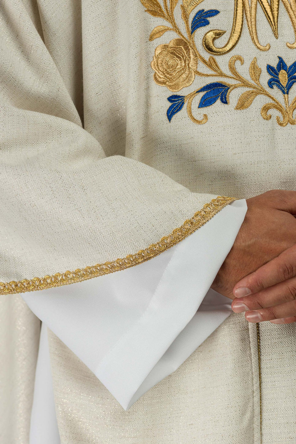 Chasuble brodée avec motif marial en couleur écru