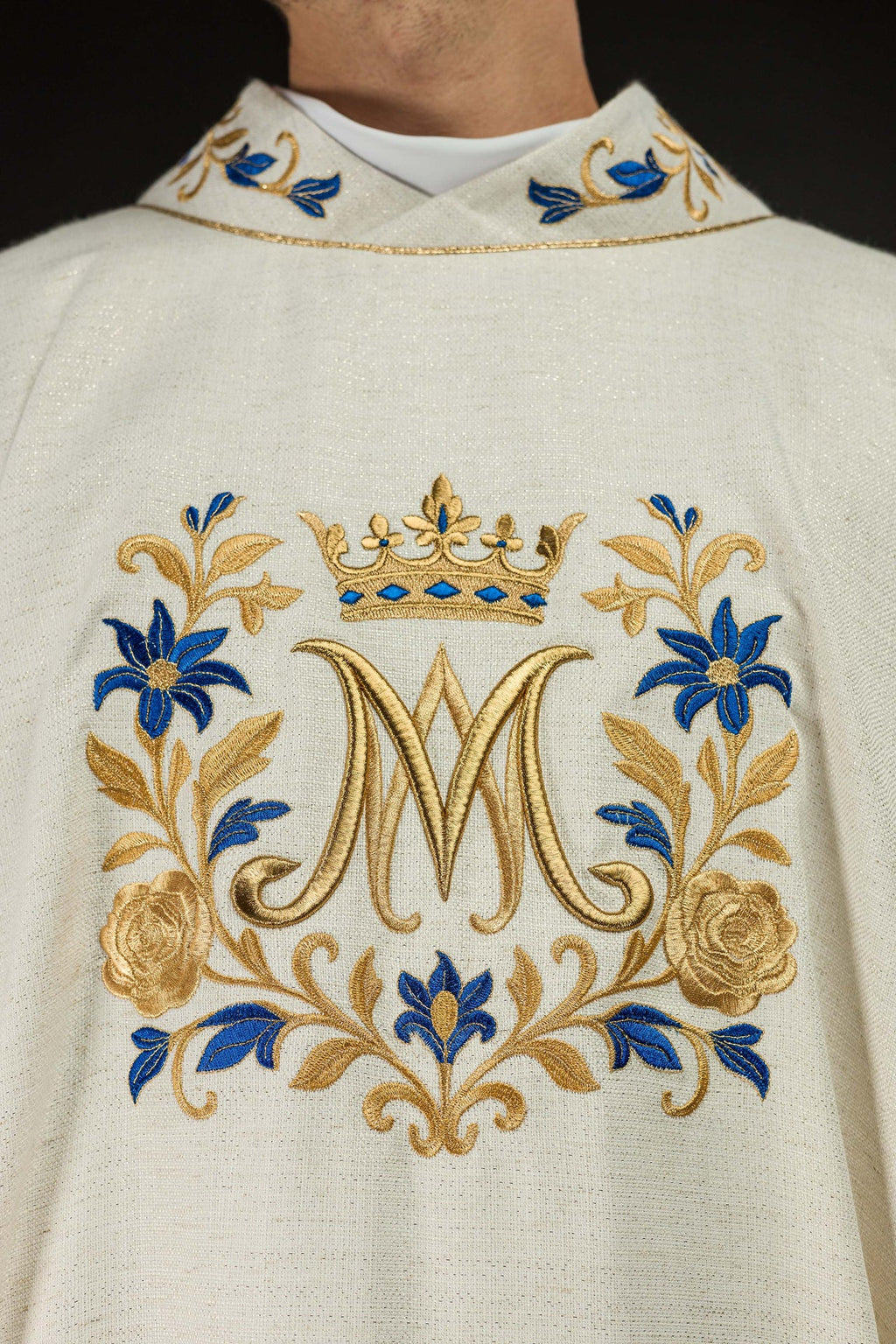 Chasuble brodée avec motif marial en couleur écru
