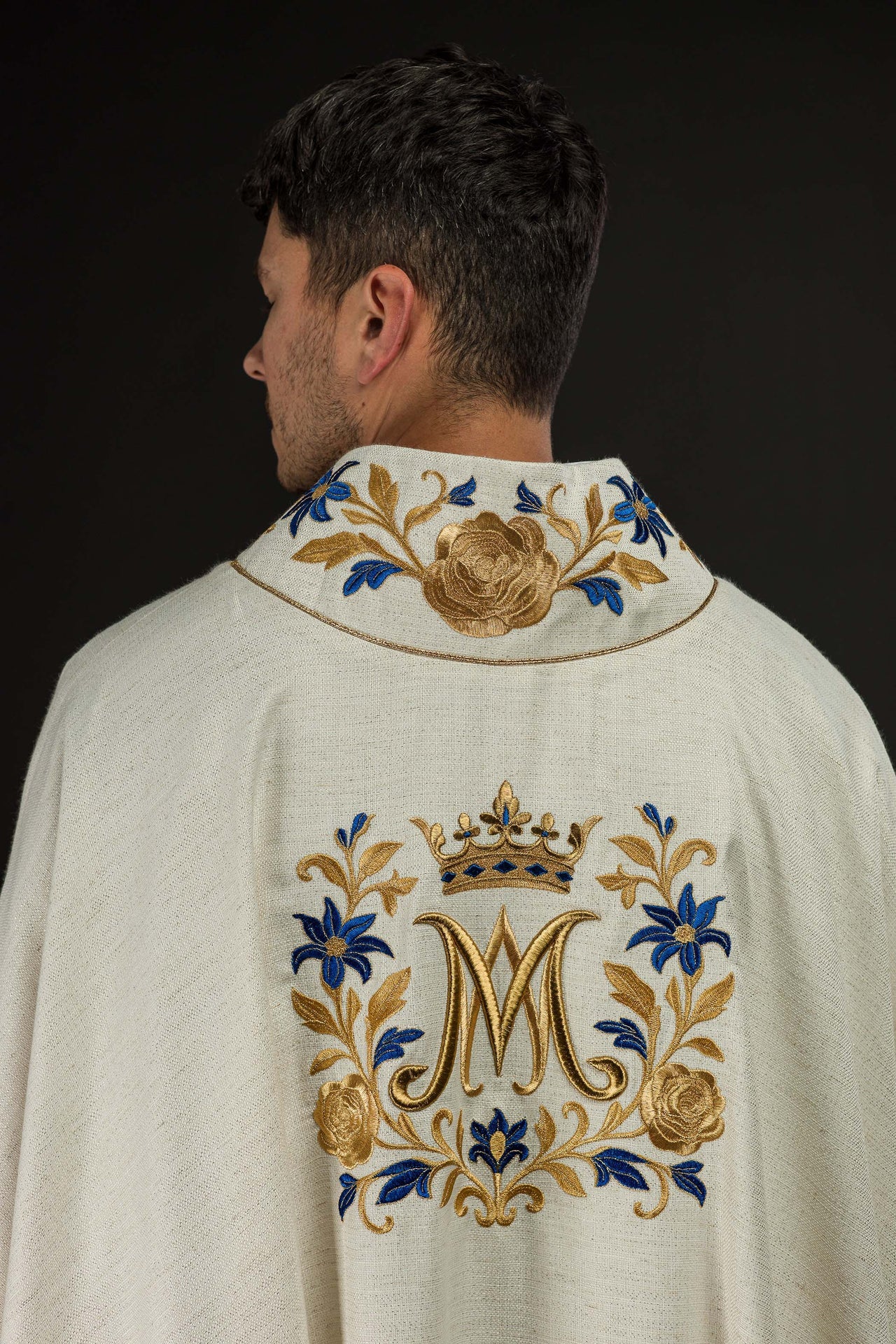 Chasuble brodée avec motif marial en couleur écru