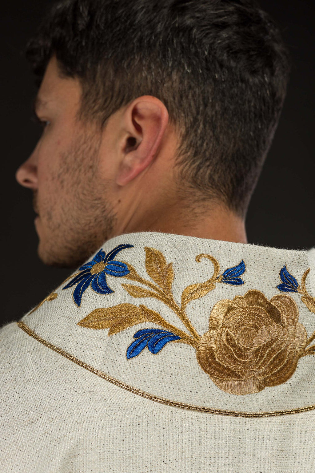 Chasuble brodée avec motif marial en couleur écru