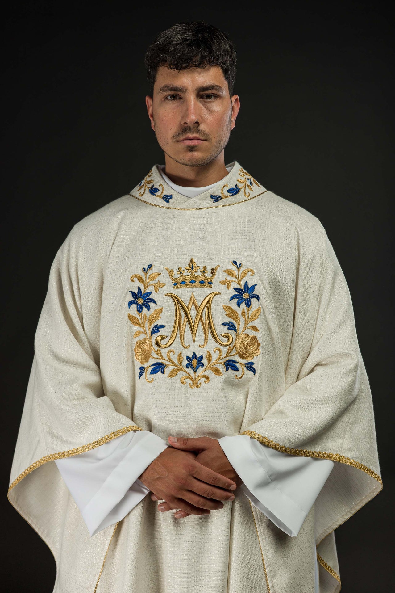 Chasuble brodée avec motif marial en couleur écru