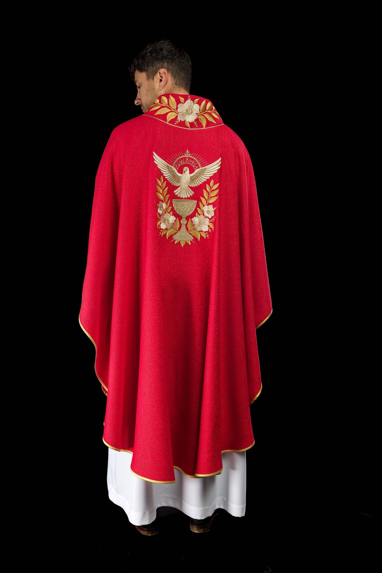 Chasuble rouge avec col brodé et symbole du Saint-Esprit