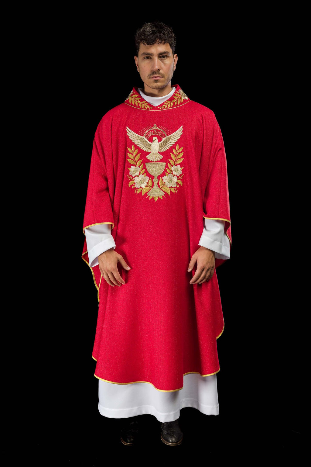 Chasuble rouge avec col brodé et symbole du Saint-Esprit