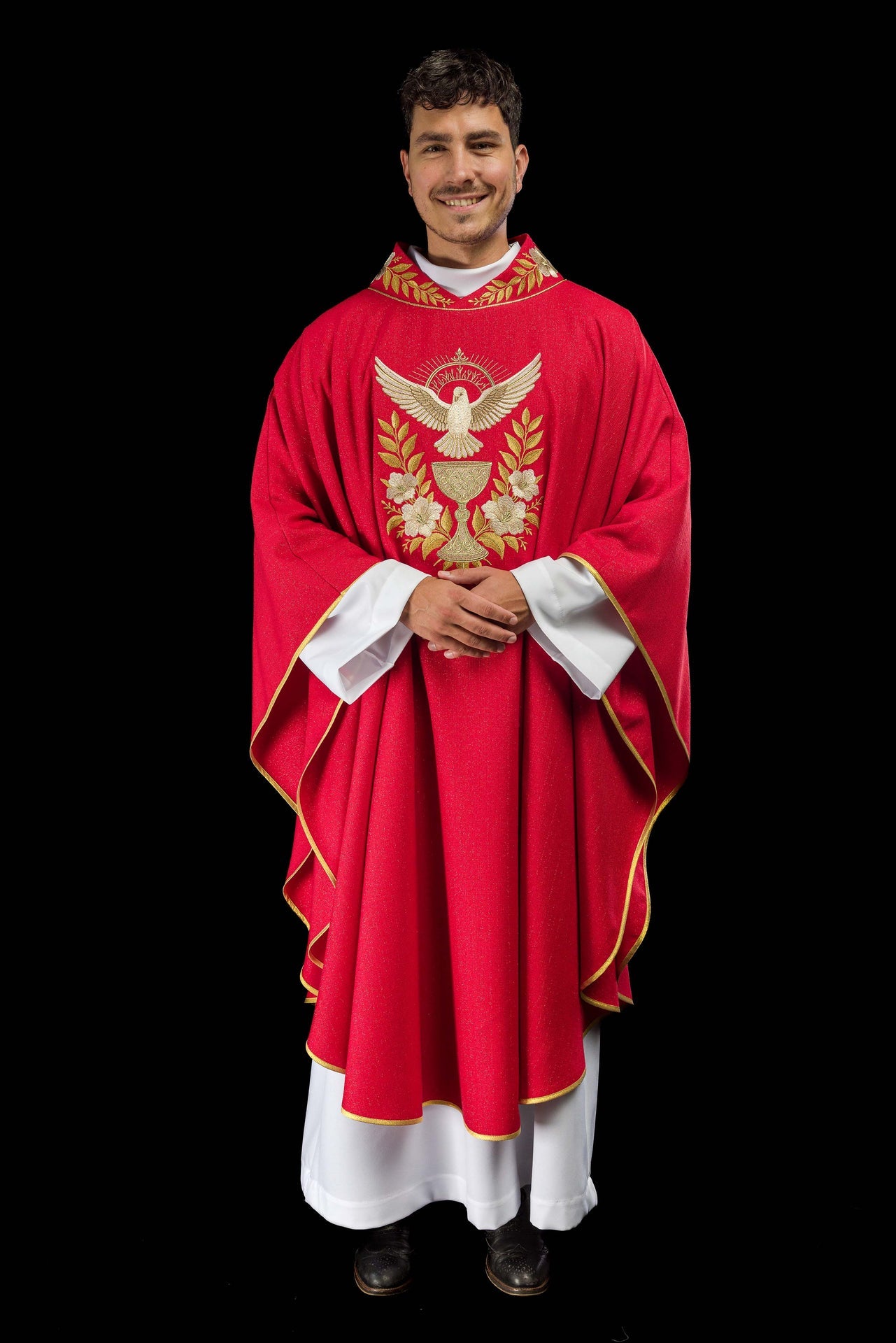 Chasuble rouge avec col brodé et symbole du Saint-Esprit