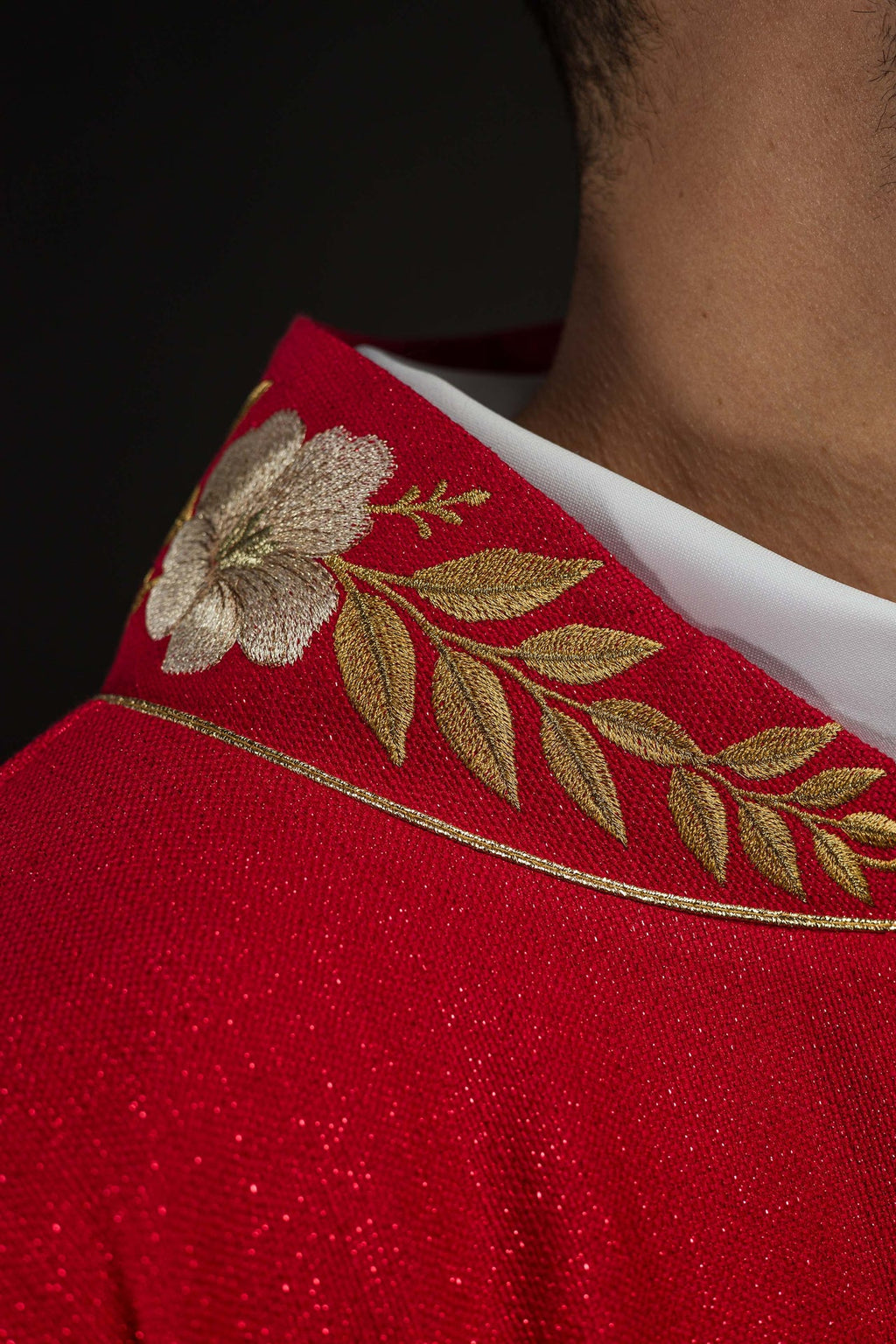 Chasuble rouge avec col brodé et symbole du Saint-Esprit