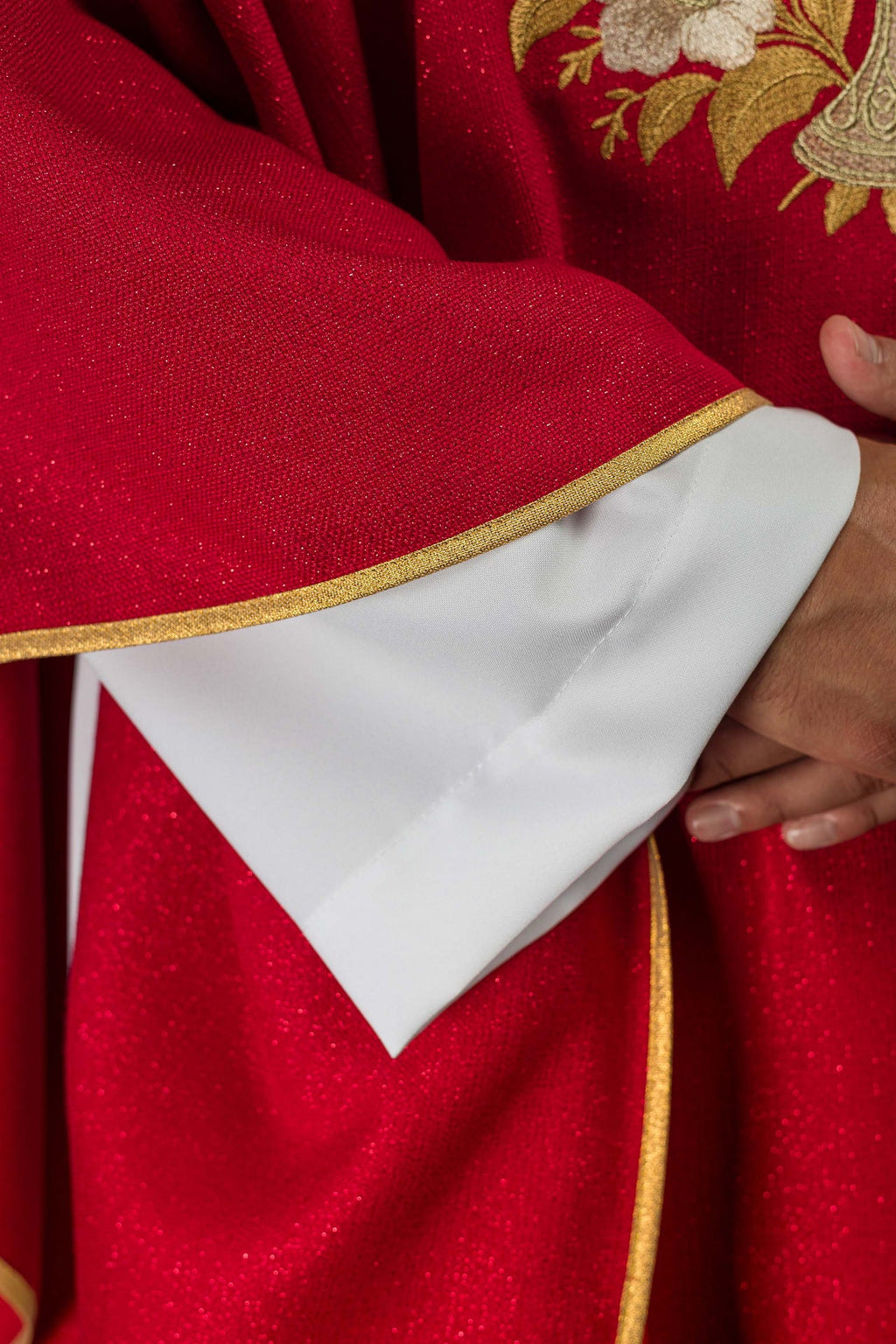 Chasuble rouge avec col brodé et symbole du Saint-Esprit
