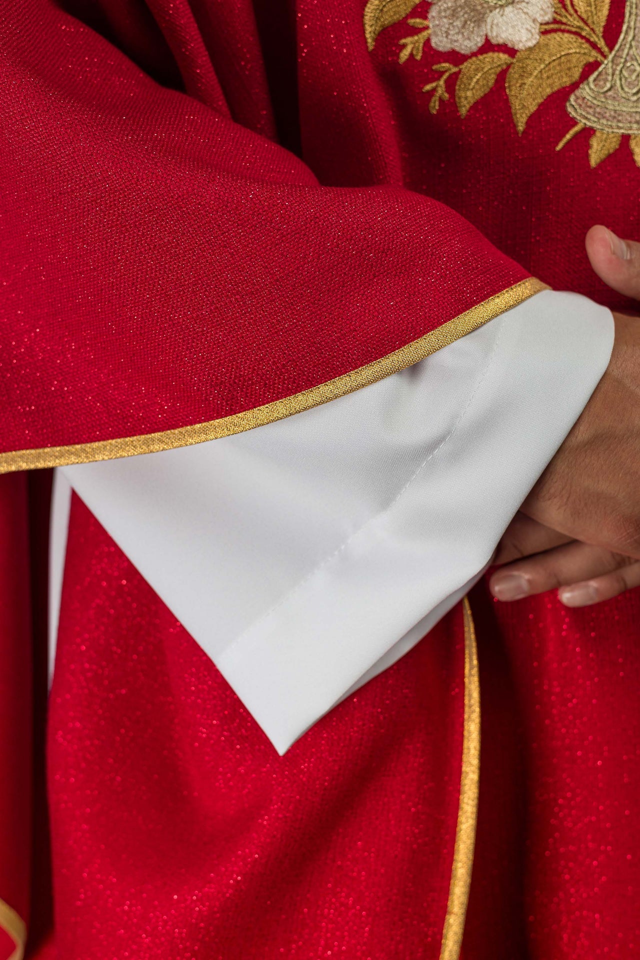 Chasuble rouge avec col brodé et symbole du Saint-Esprit