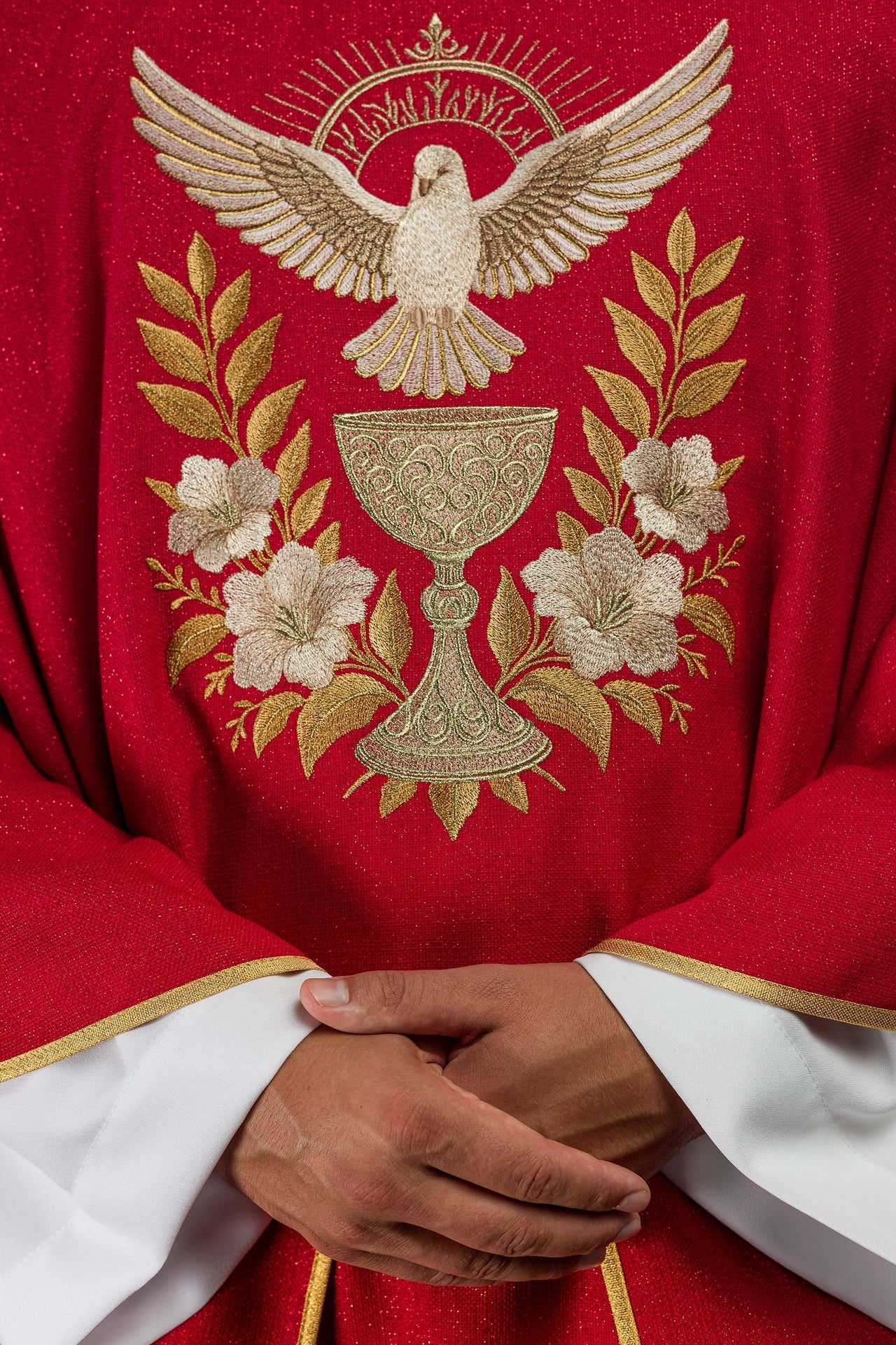 Chasuble rouge avec col brodé et symbole du Saint-Esprit