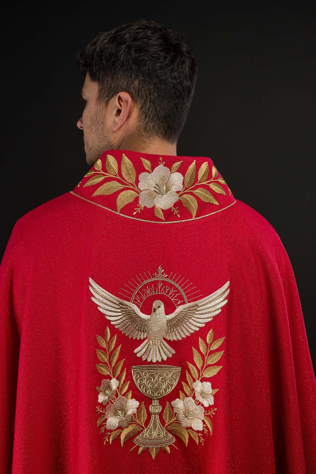 Chasuble rouge avec col brodé et symbole du Saint-Esprit