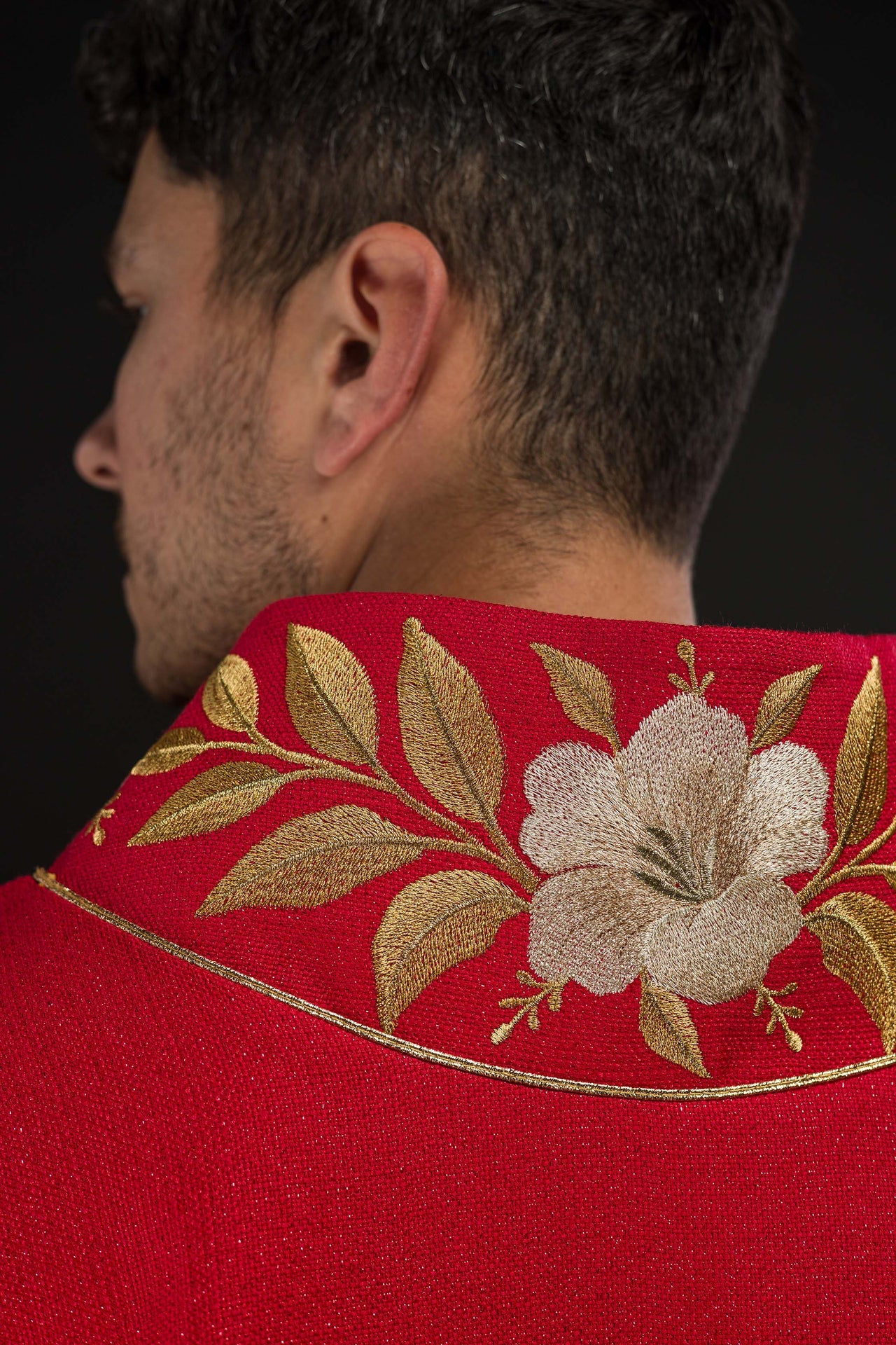 Chasuble rouge avec col brodé et symbole du Saint-Esprit