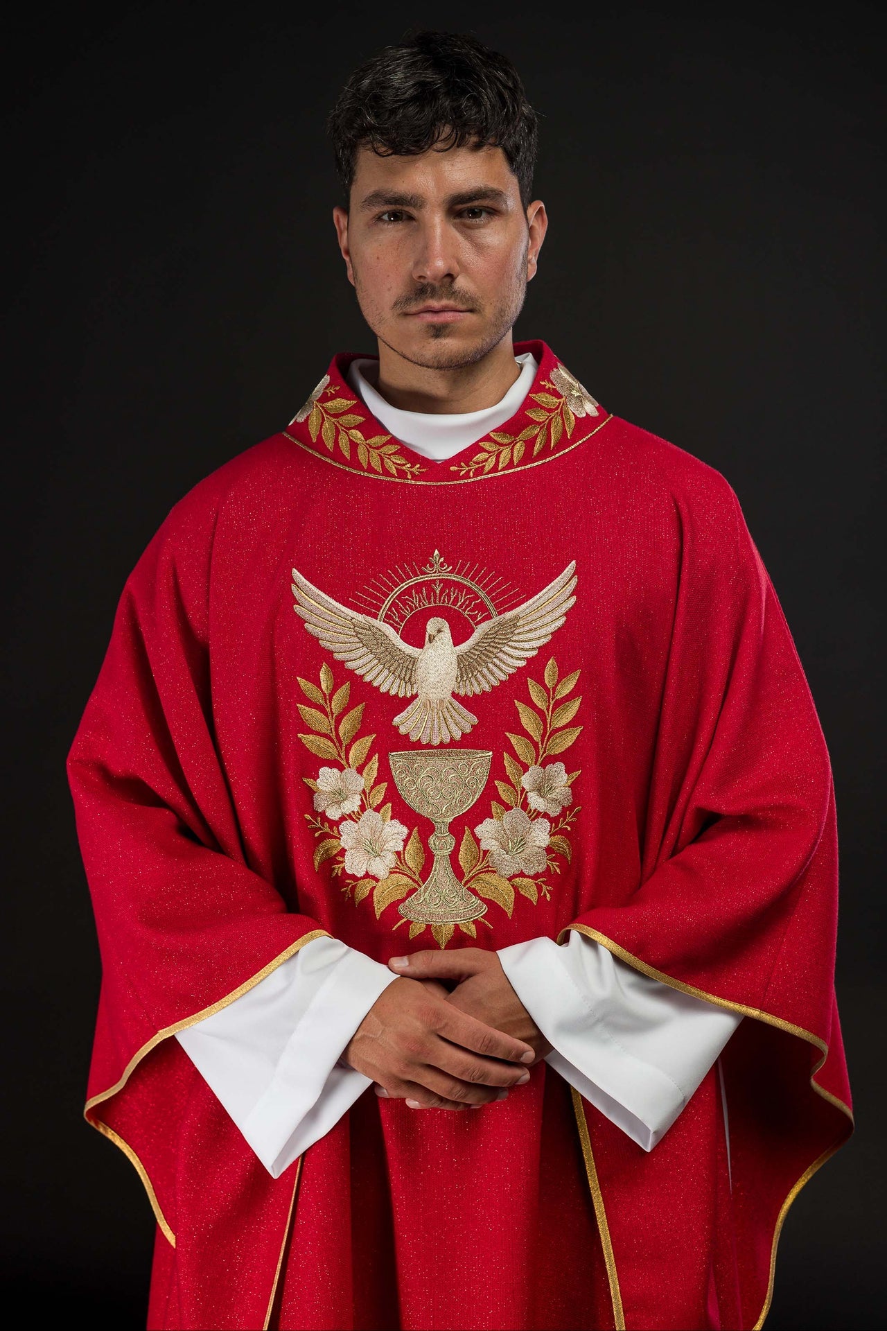 Chasuble rouge avec col brodé et symbole du Saint-Esprit