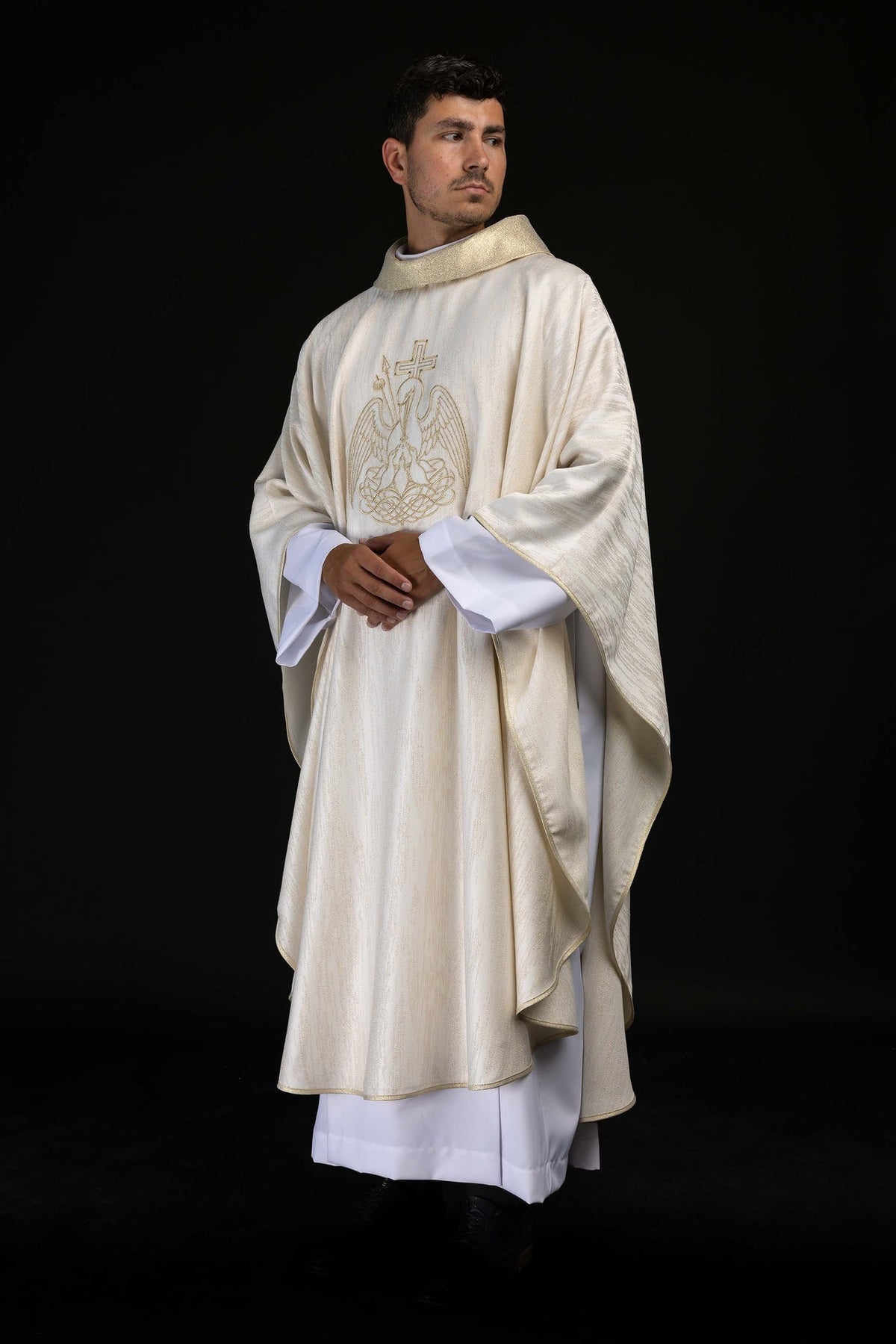 Chasuble écrue avec broderie dorée représentant un pélican