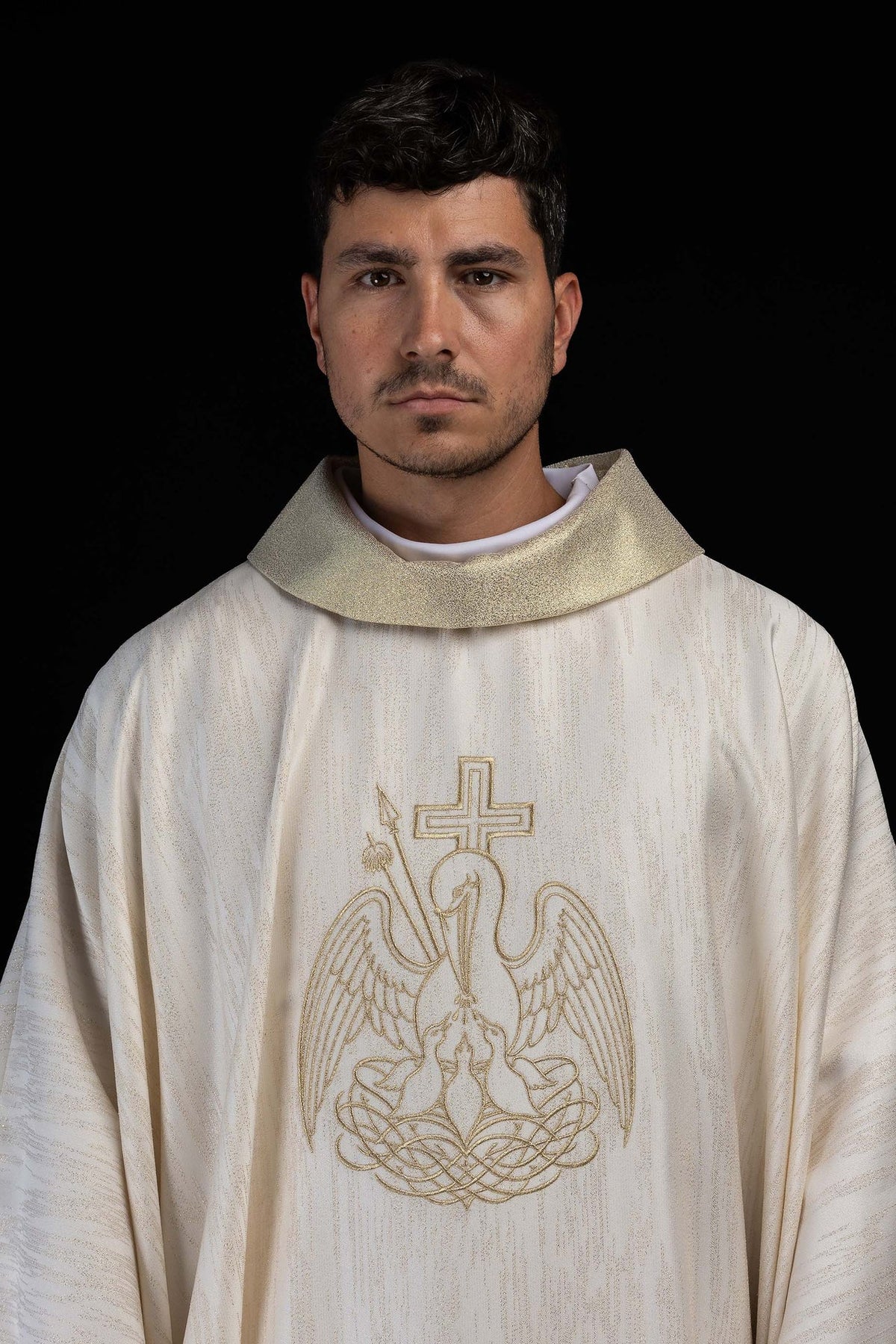 Chasuble écrue avec broderie dorée représentant un pélican
