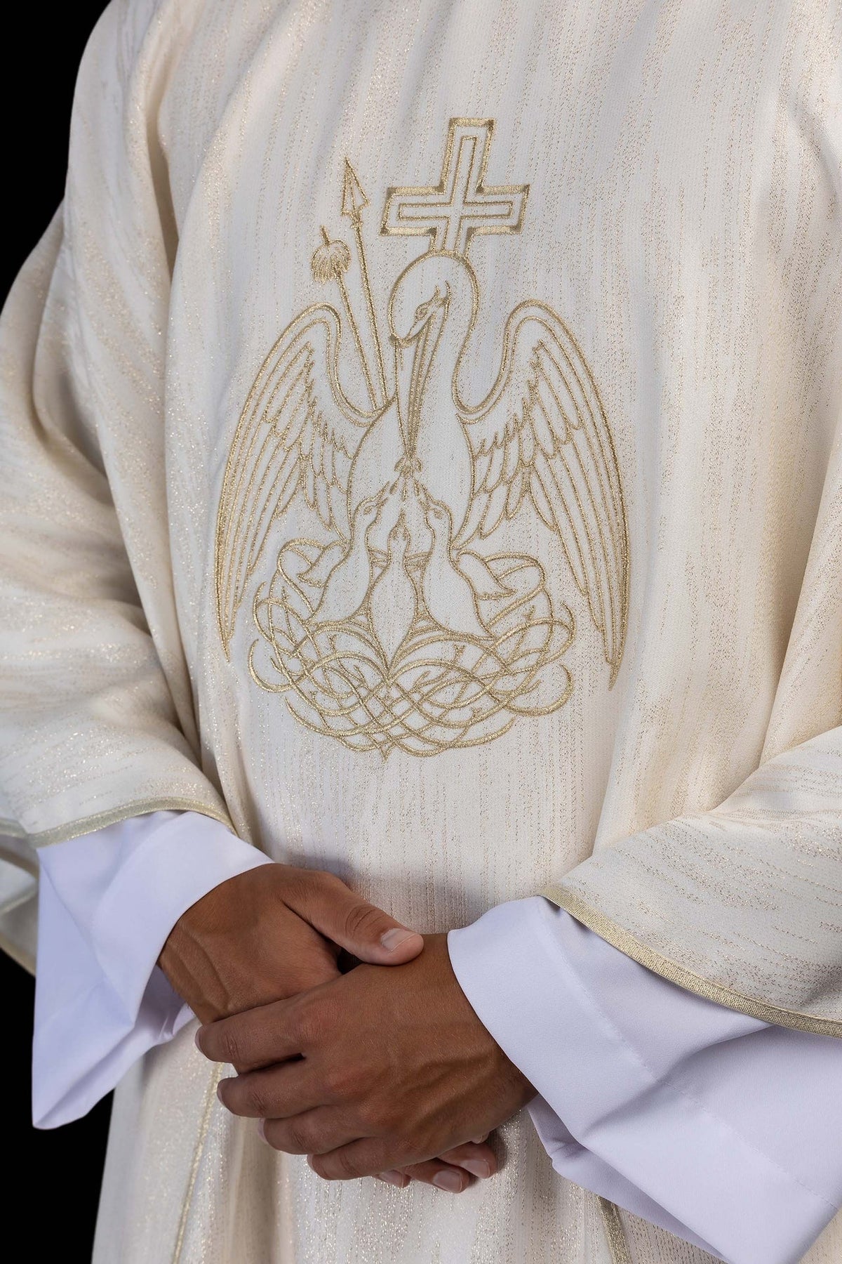 Chasuble écrue avec broderie dorée représentant un pélican