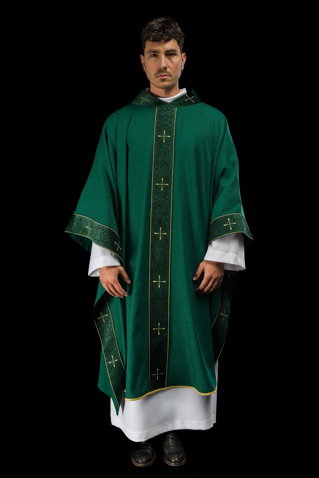 Chasuble de couleur verte avec bande et col brodés de croix