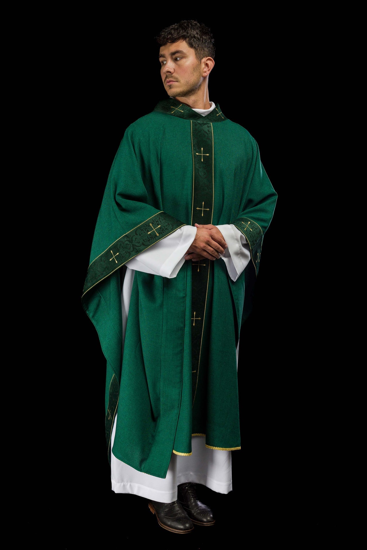 Chasuble de couleur verte avec bande et col brodés de croix