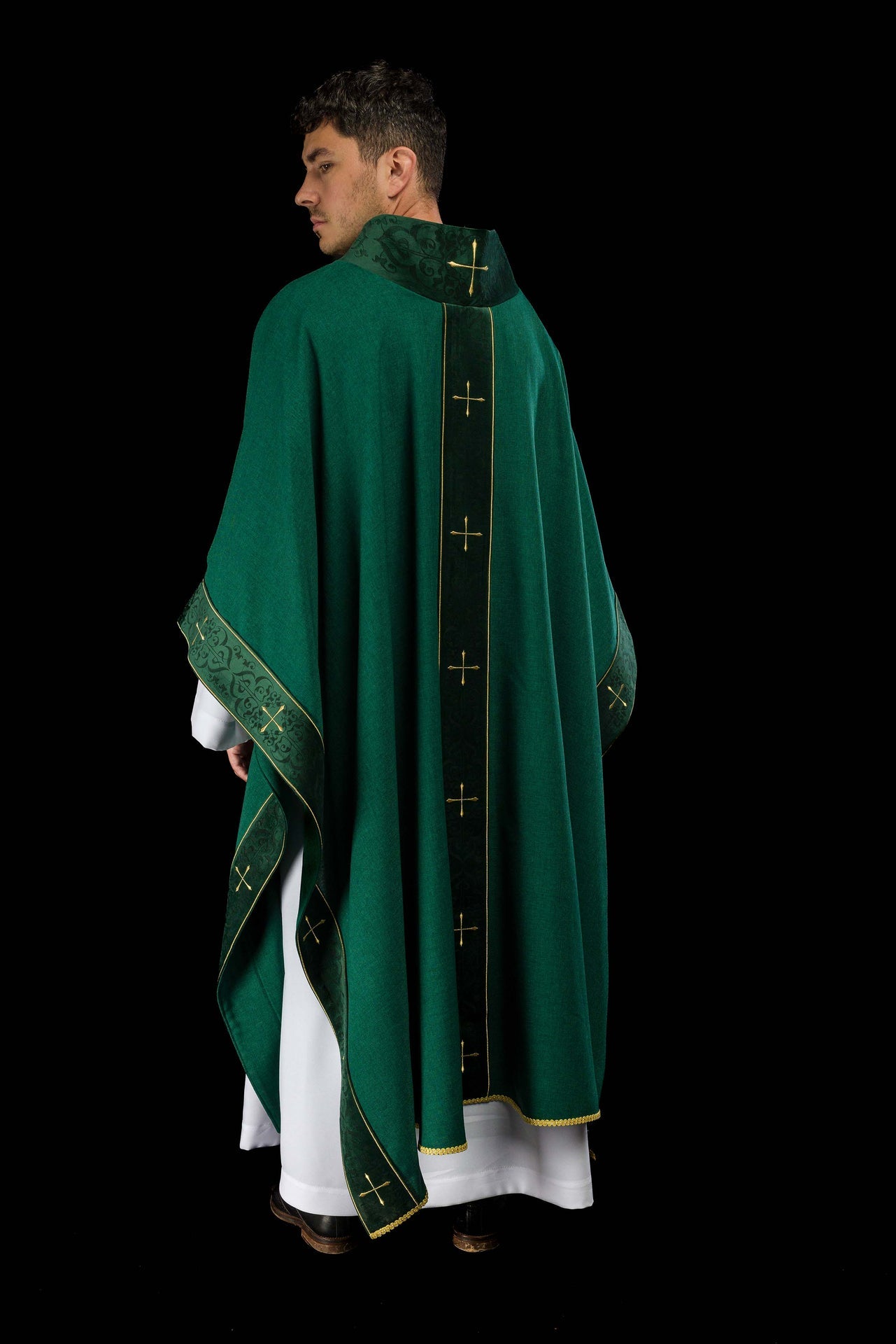 Chasuble de couleur verte avec bande et col brodés de croix