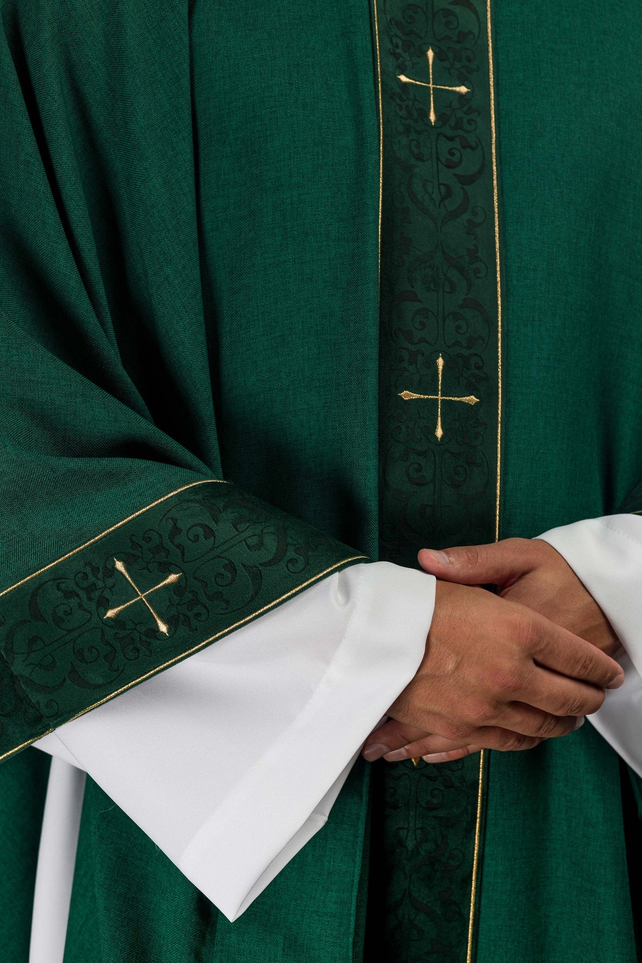 Chasuble de couleur verte avec bande et col brodés de croix