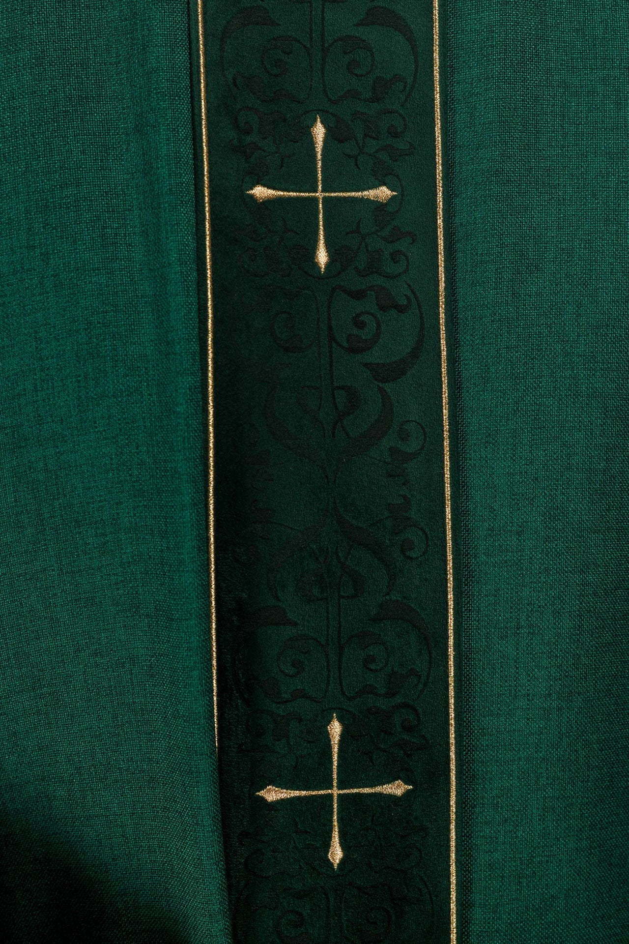 Chasuble de couleur verte avec bande et col brodés de croix