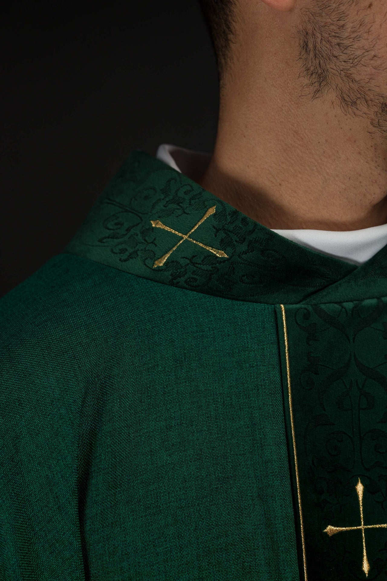 Chasuble de couleur verte avec bande et col brodés de croix