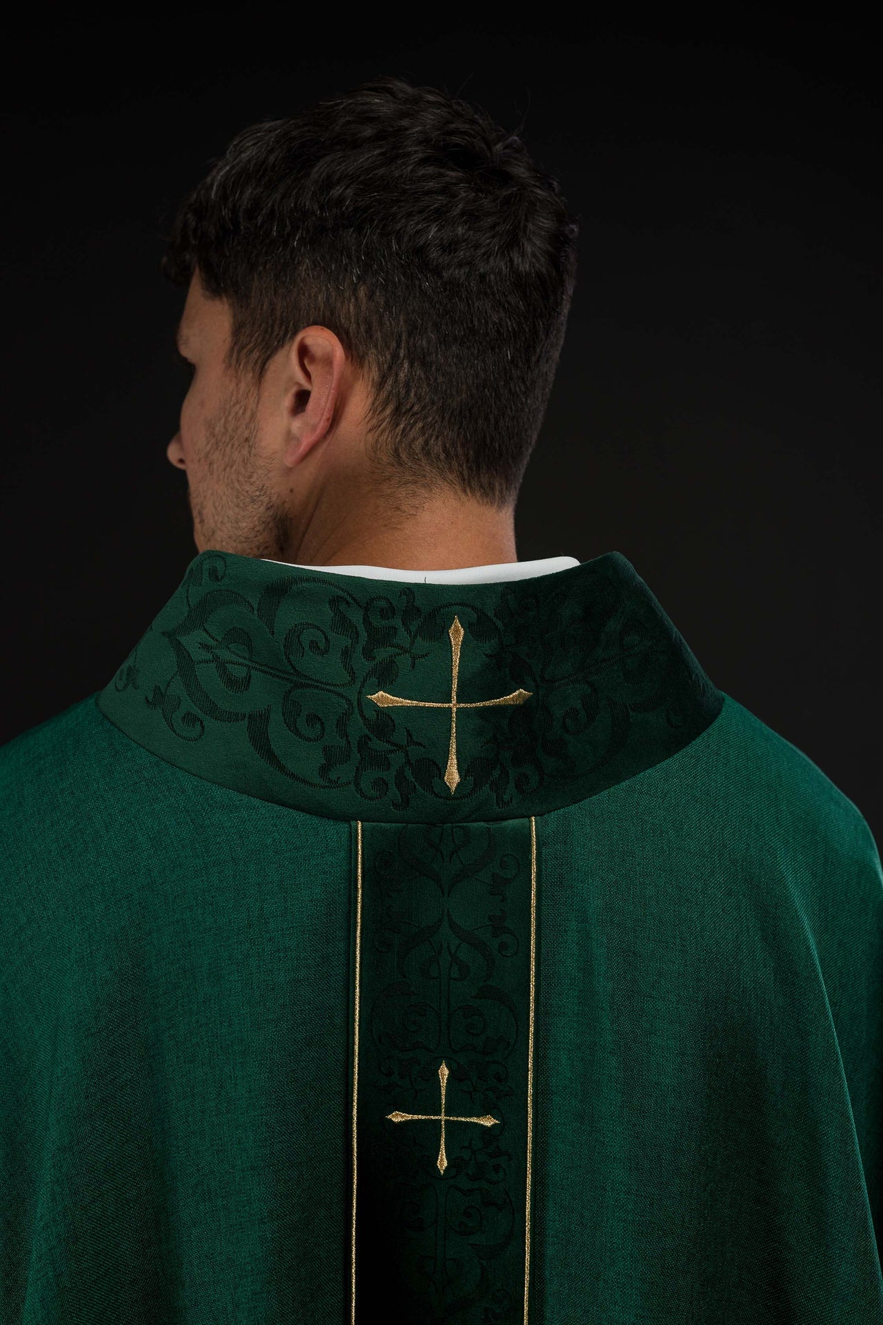 Chasuble de couleur verte avec bande et col brodés de croix
