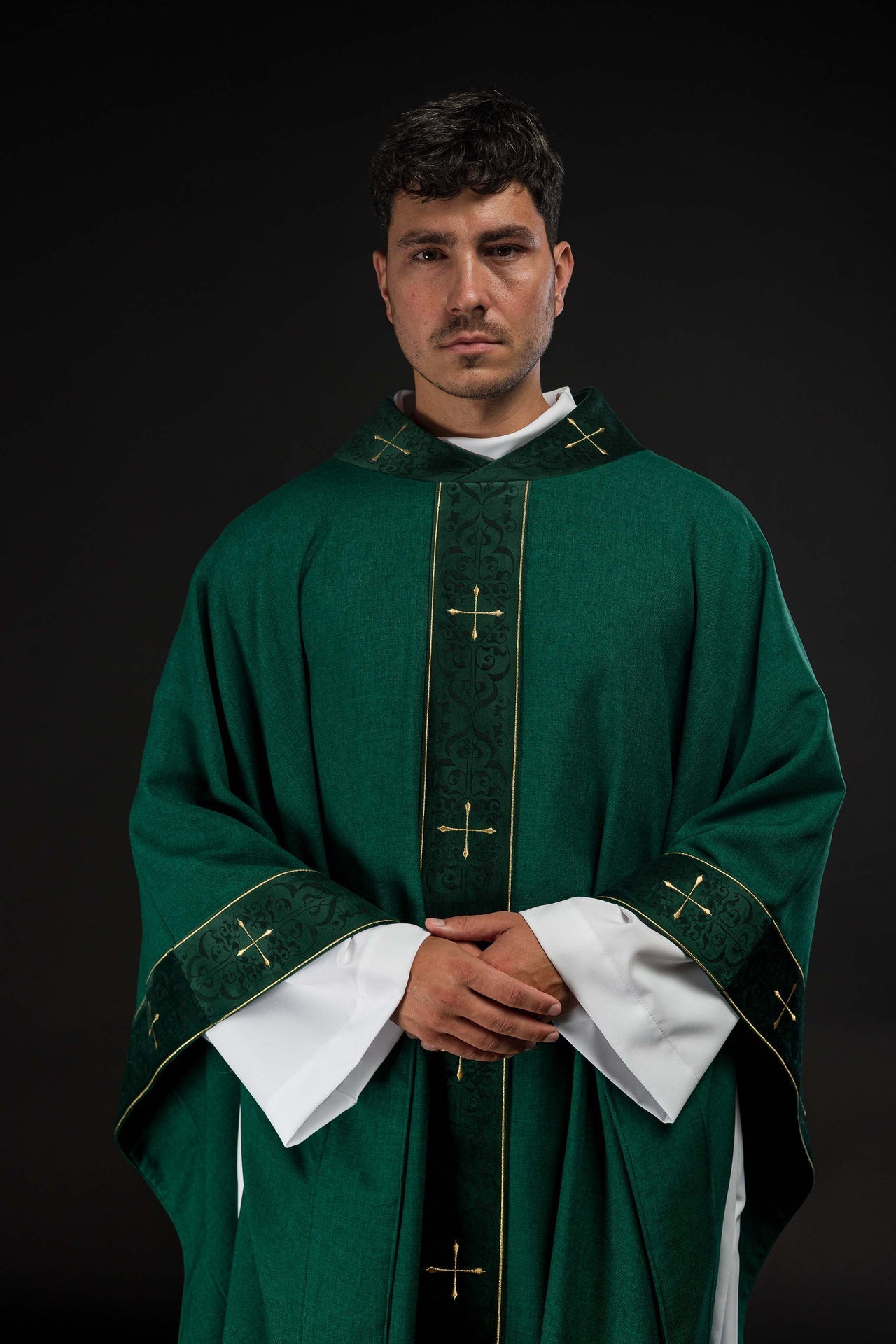 Chasuble de couleur verte avec bande et col brodés de croix
