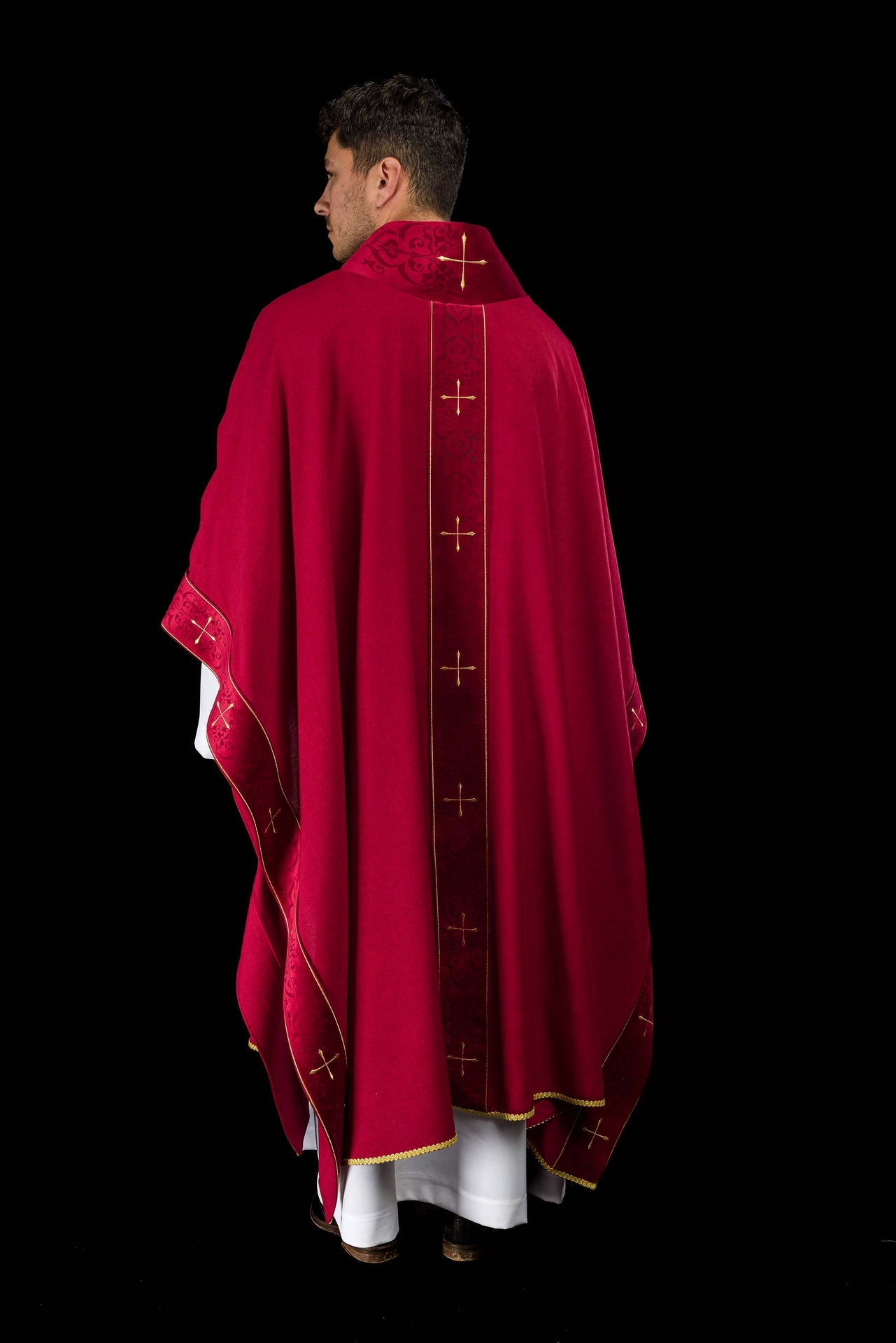 Chasuble de couleur rouge avec bande et col brodés de croix