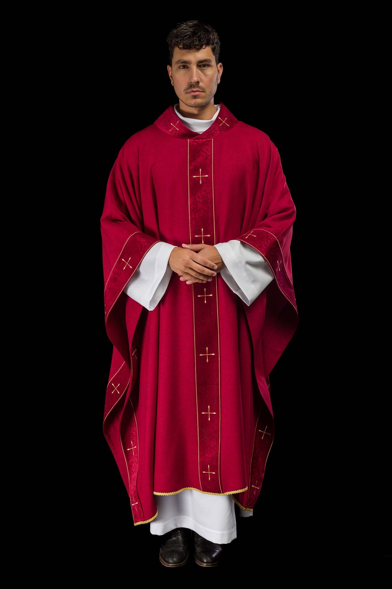 Chasuble de couleur rouge avec bande et col brodés de croix