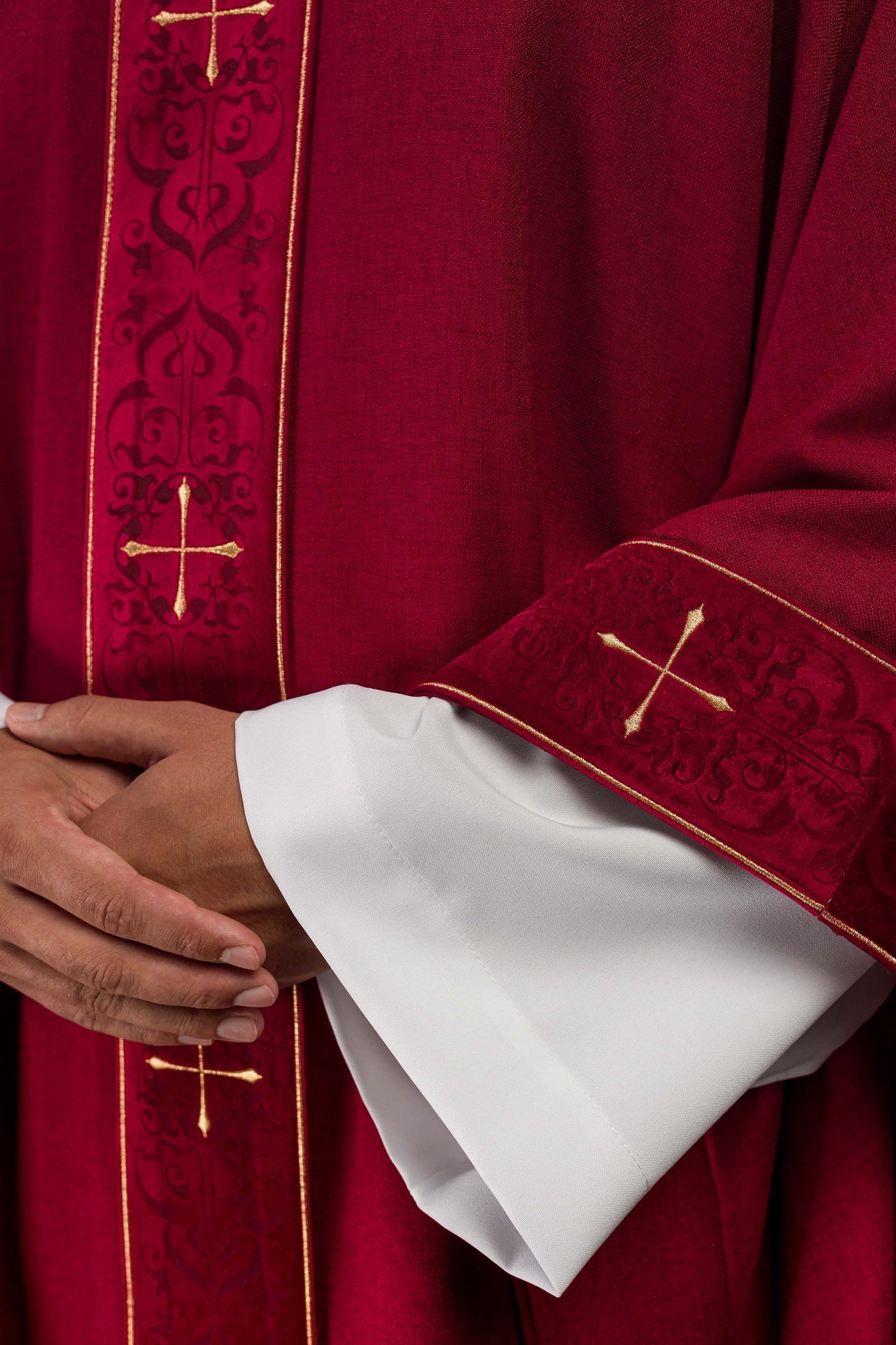 Chasuble de couleur rouge avec bande et col brodés de croix