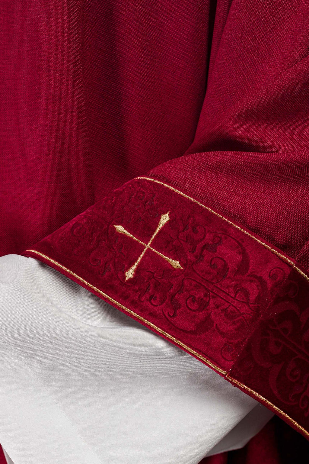 Chasuble de couleur rouge avec bande et col brodés de croix