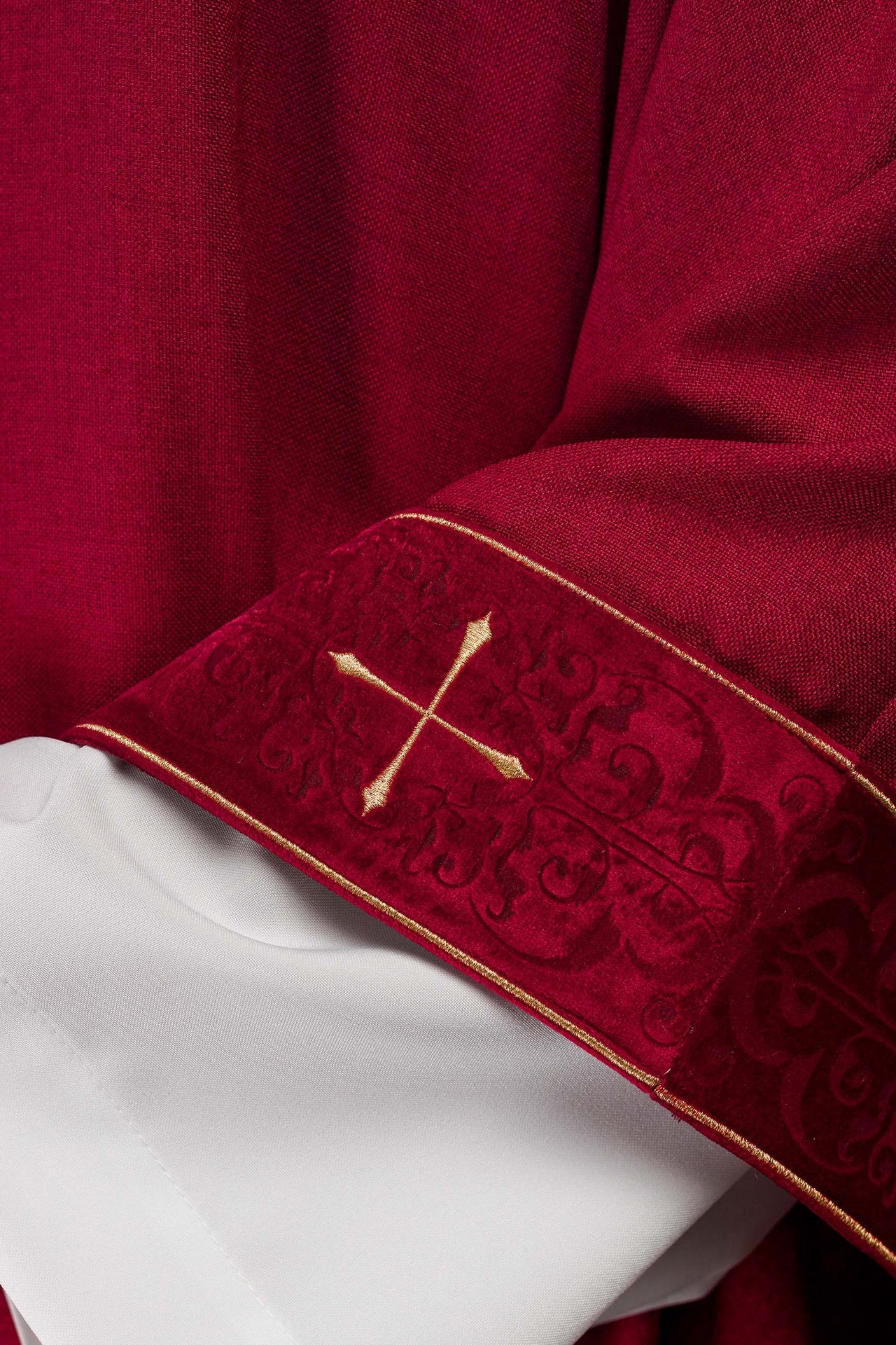 Chasuble de couleur rouge avec bande et col brodés de croix