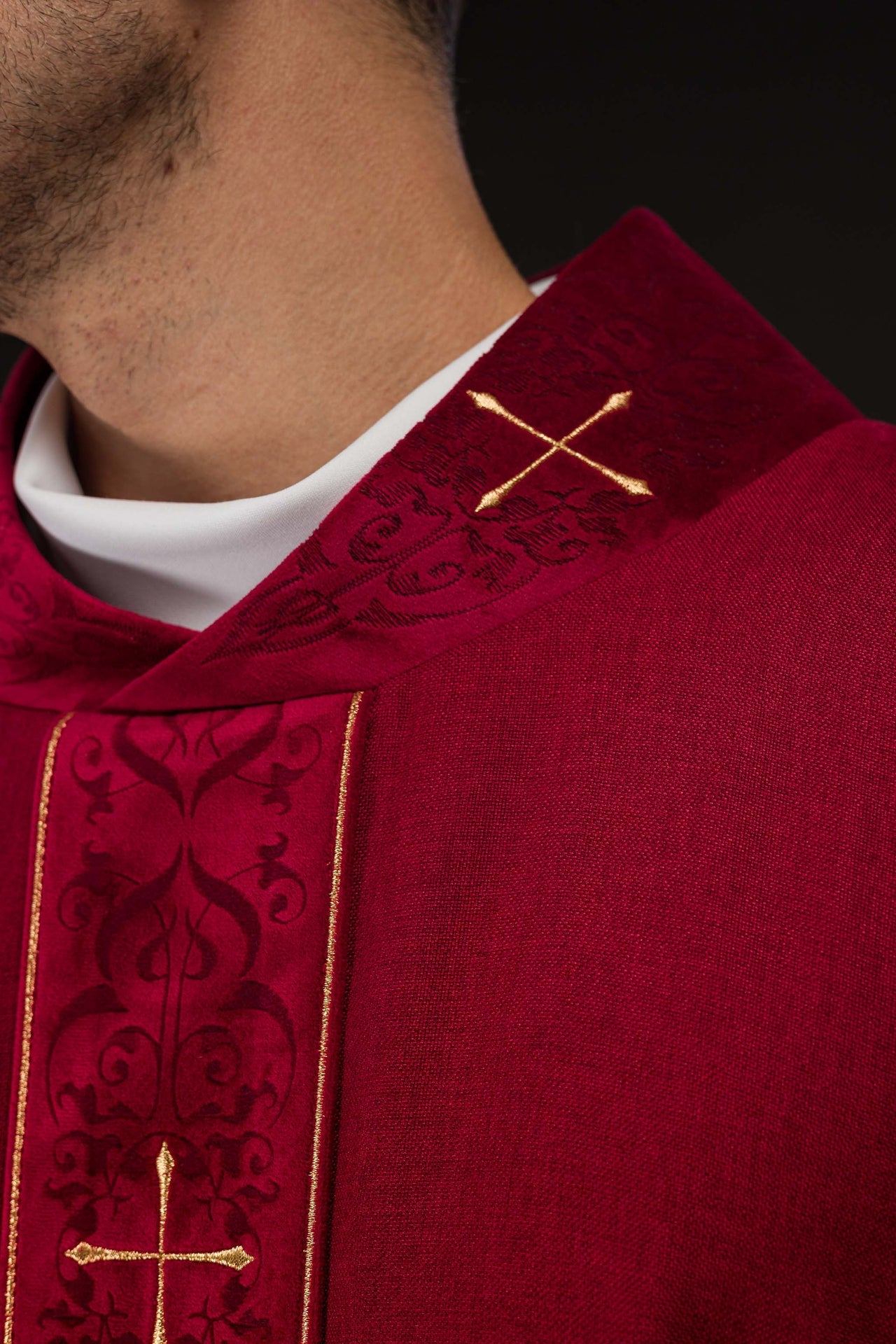 Chasuble de couleur rouge avec bande et col brodés de croix