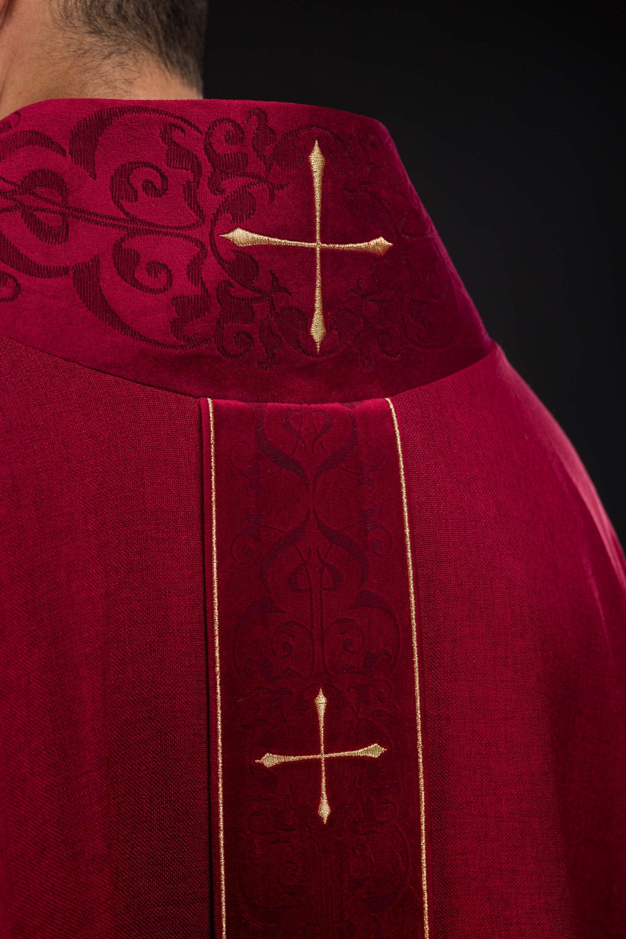 Chasuble de couleur rouge avec bande et col brodés de croix