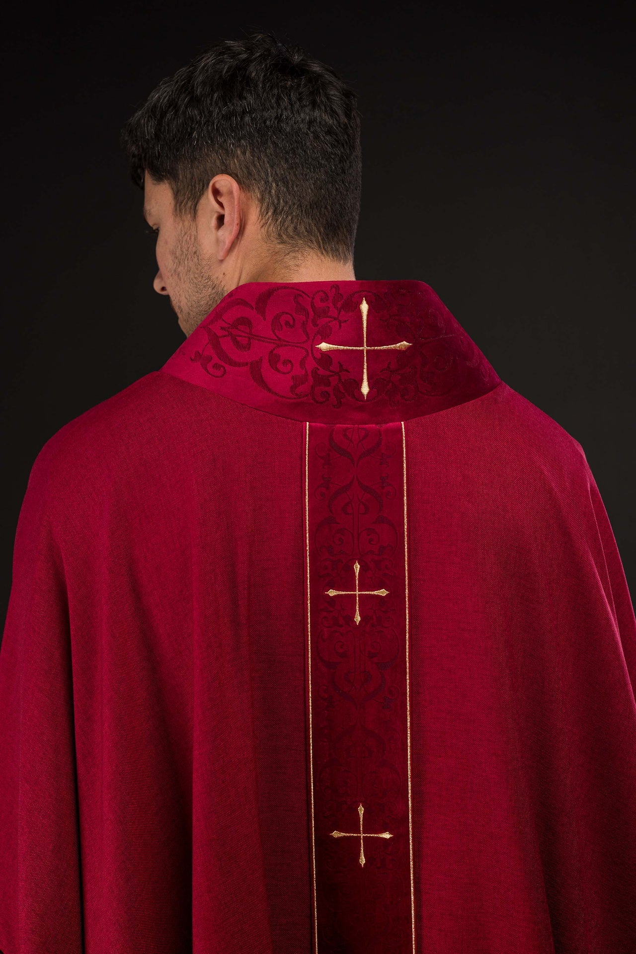 Chasuble de couleur rouge avec bande et col brodés de croix