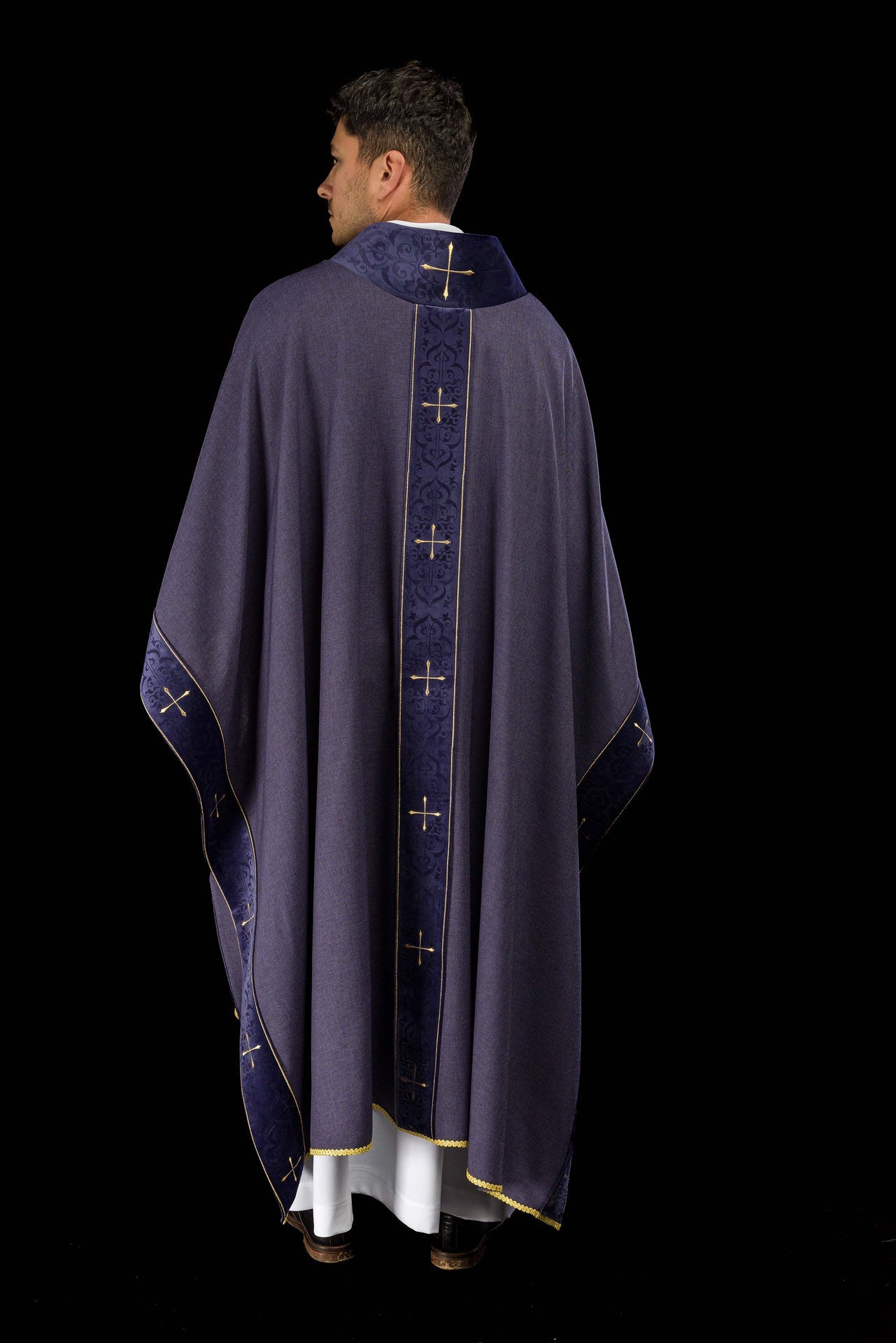 Chasuble de couleur violette avec bande et col brodés de croix