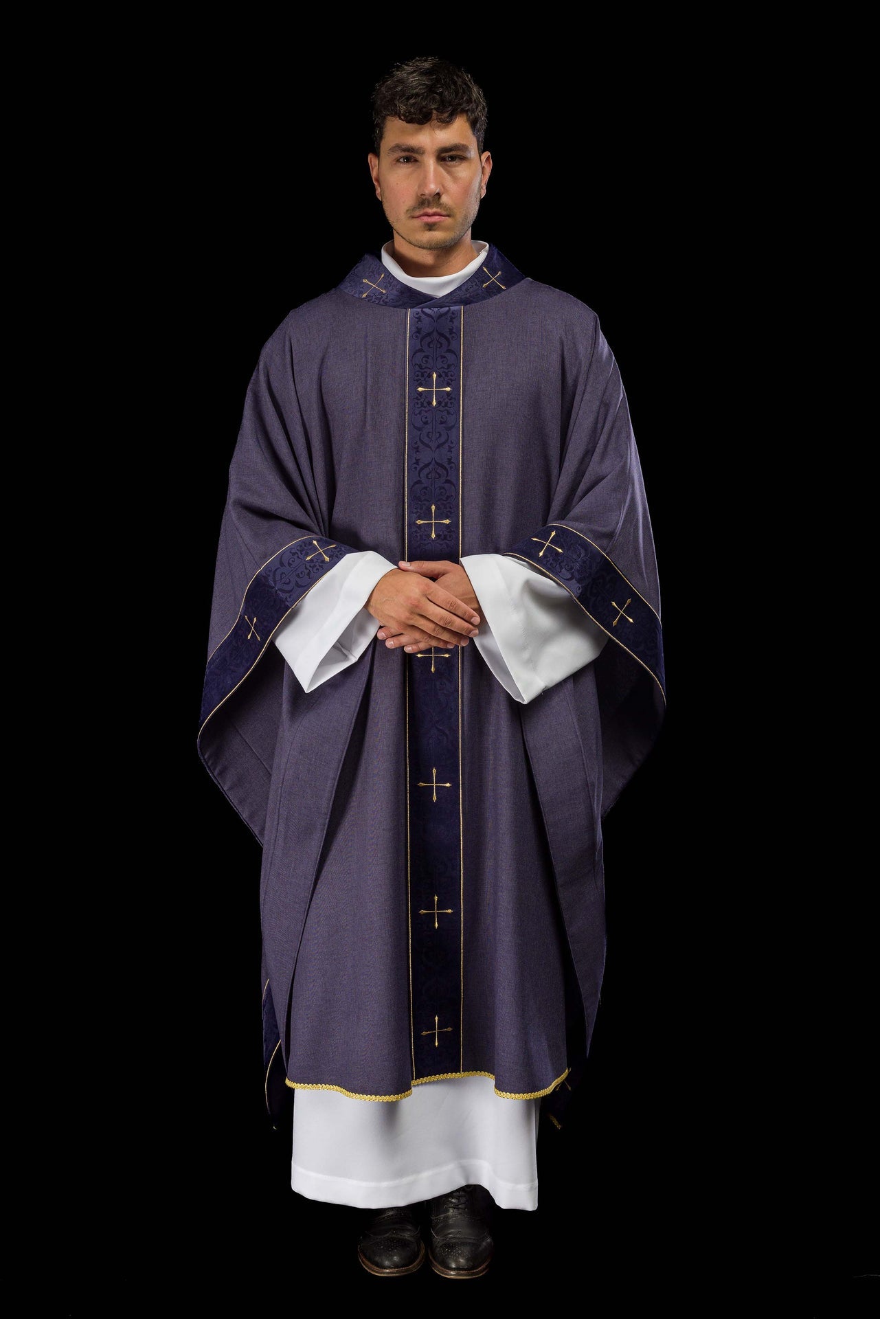 Chasuble de couleur violette avec bande et col brodés de croix