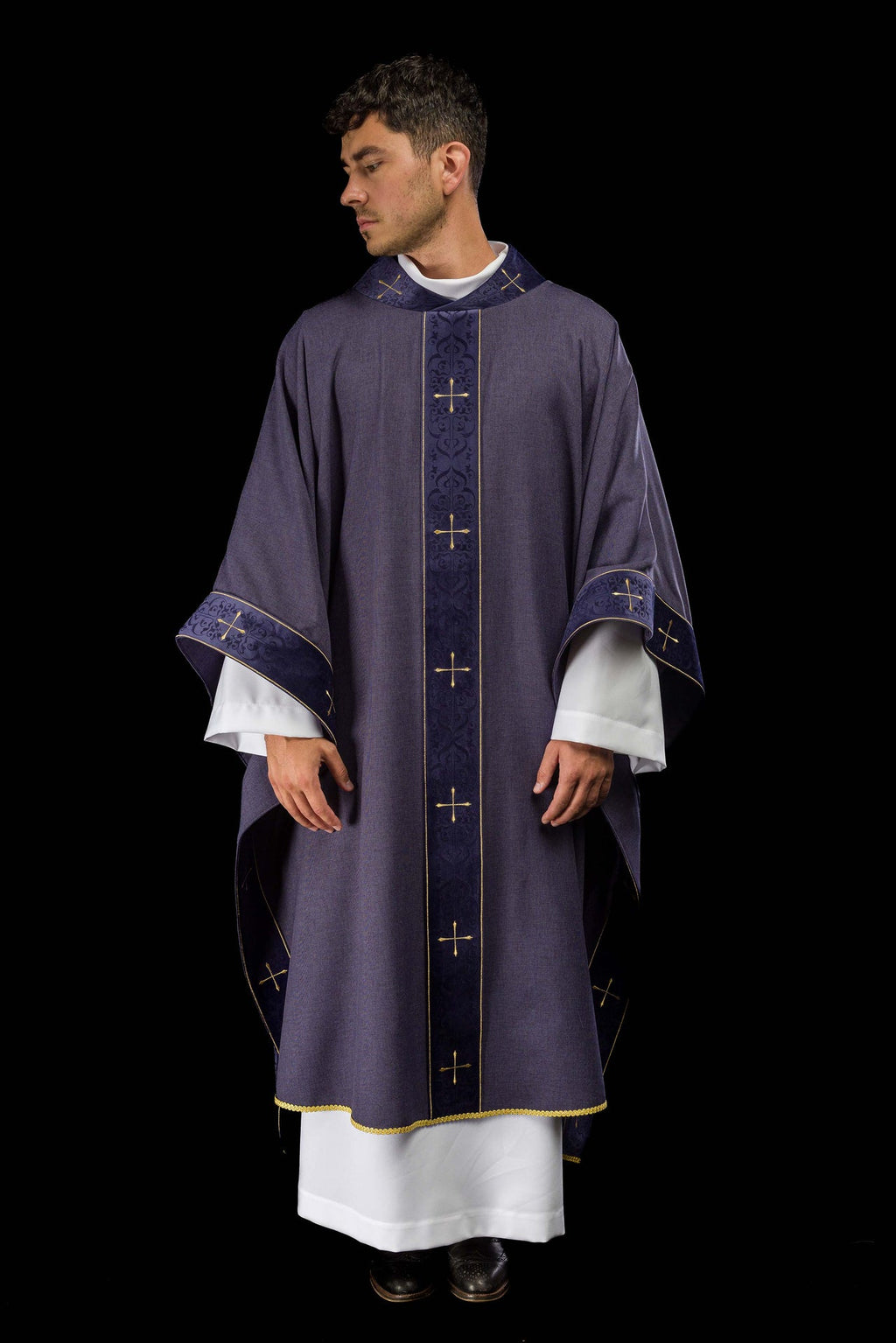 Chasuble de couleur violette avec bande et col brodés de croix