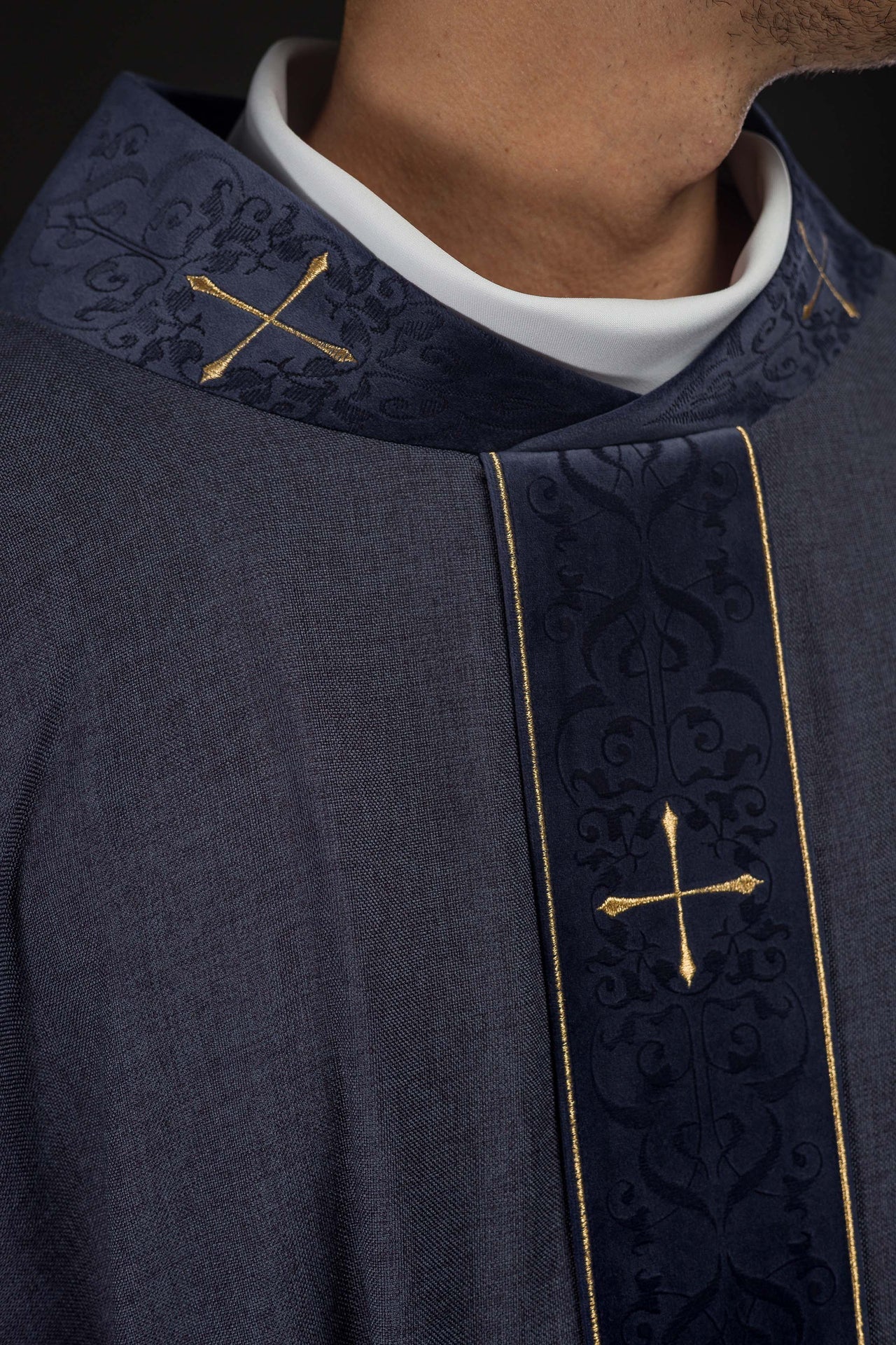 Chasuble de couleur violette avec bande et col brodés de croix