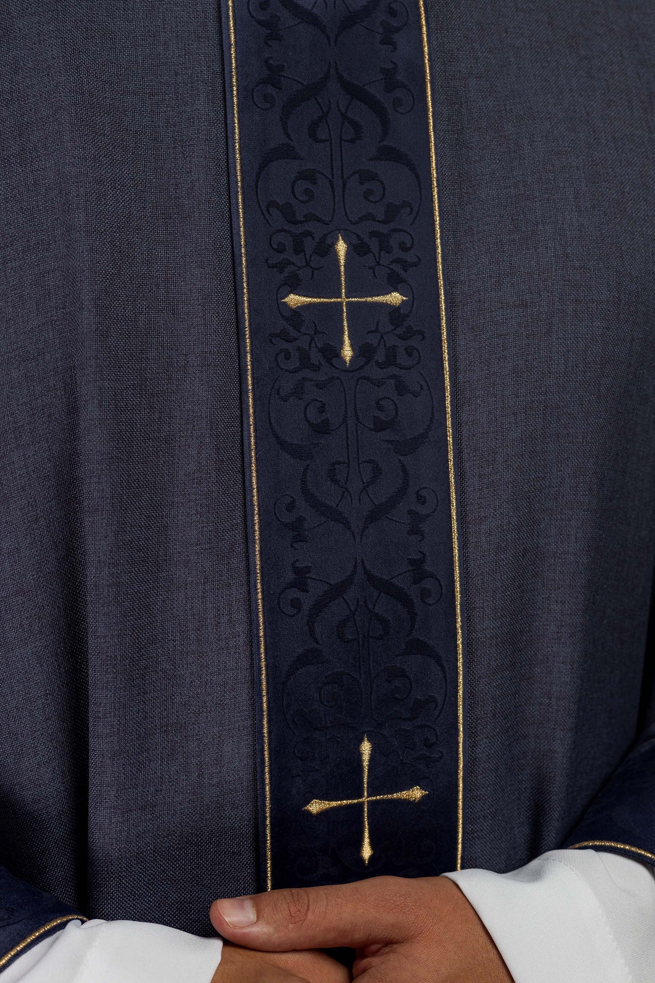 Chasuble de couleur violette avec bande et col brodés de croix
