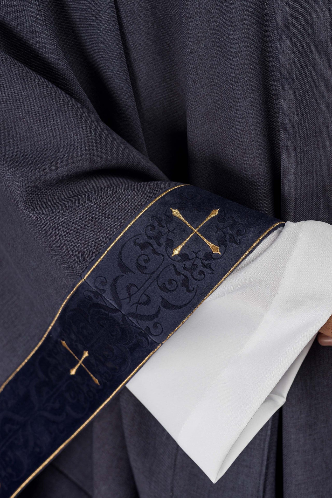 Chasuble de couleur violette avec bande et col brodés de croix