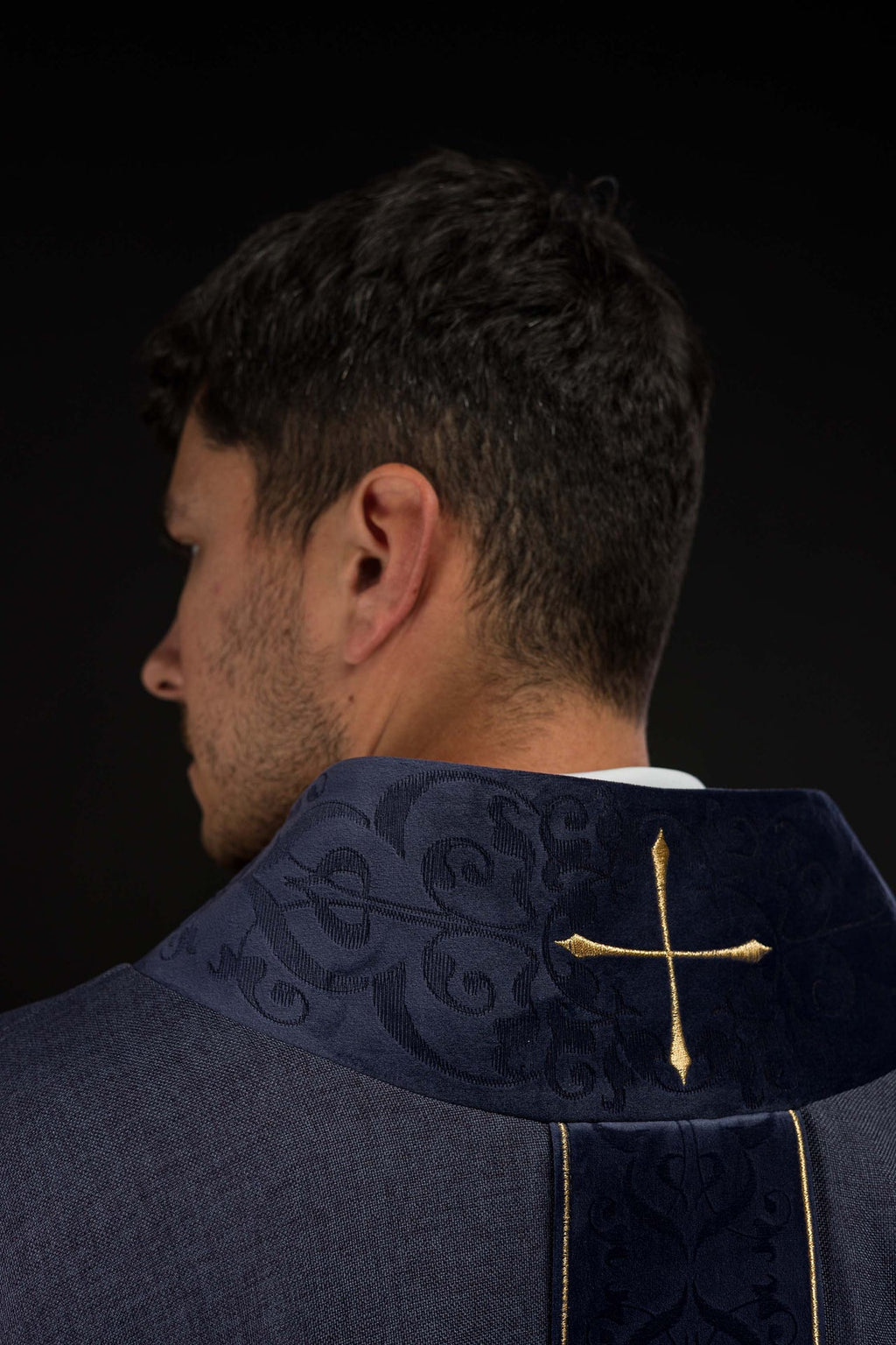 Chasuble de couleur violette avec bande et col brodés de croix